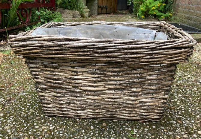 Gevlochten bloembak van riet (hout?) met plastic binnenkant, Gebruikt, Minder dan 30 cm, Ophalen of Verzenden, 60 tot 100 cm