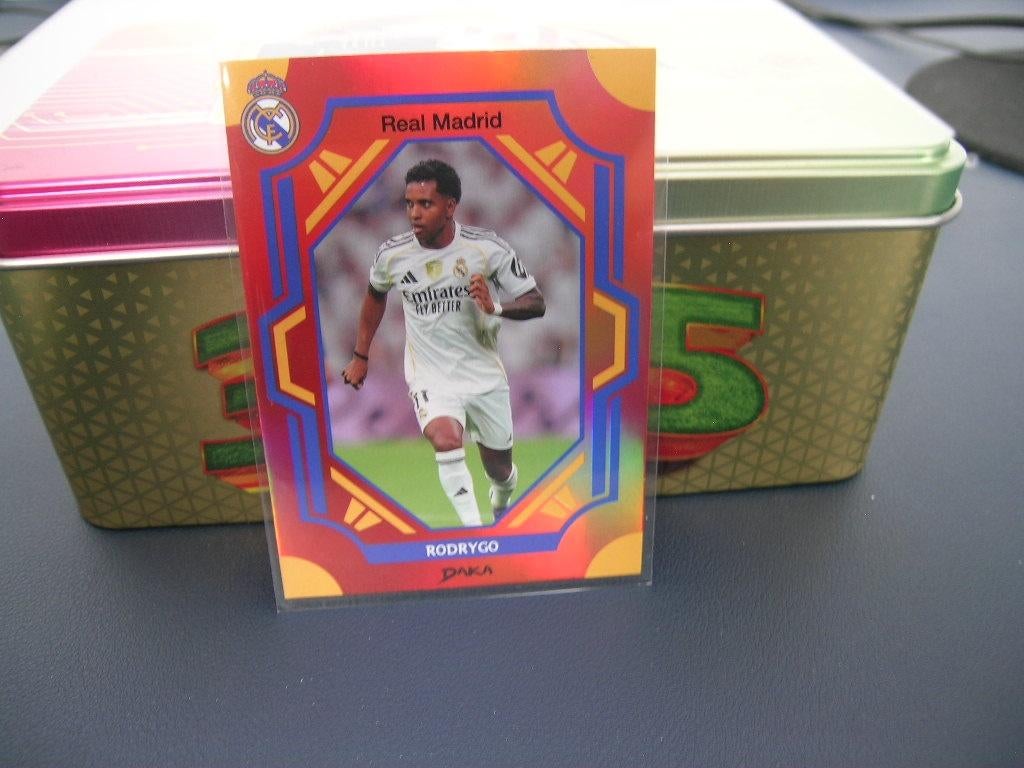 28/49 Rodrygo Real Madrid 2025-26 DAKA, Ophalen of Verzenden, Zo goed als nieuw, Buitenlandse clubs, Spelerskaart