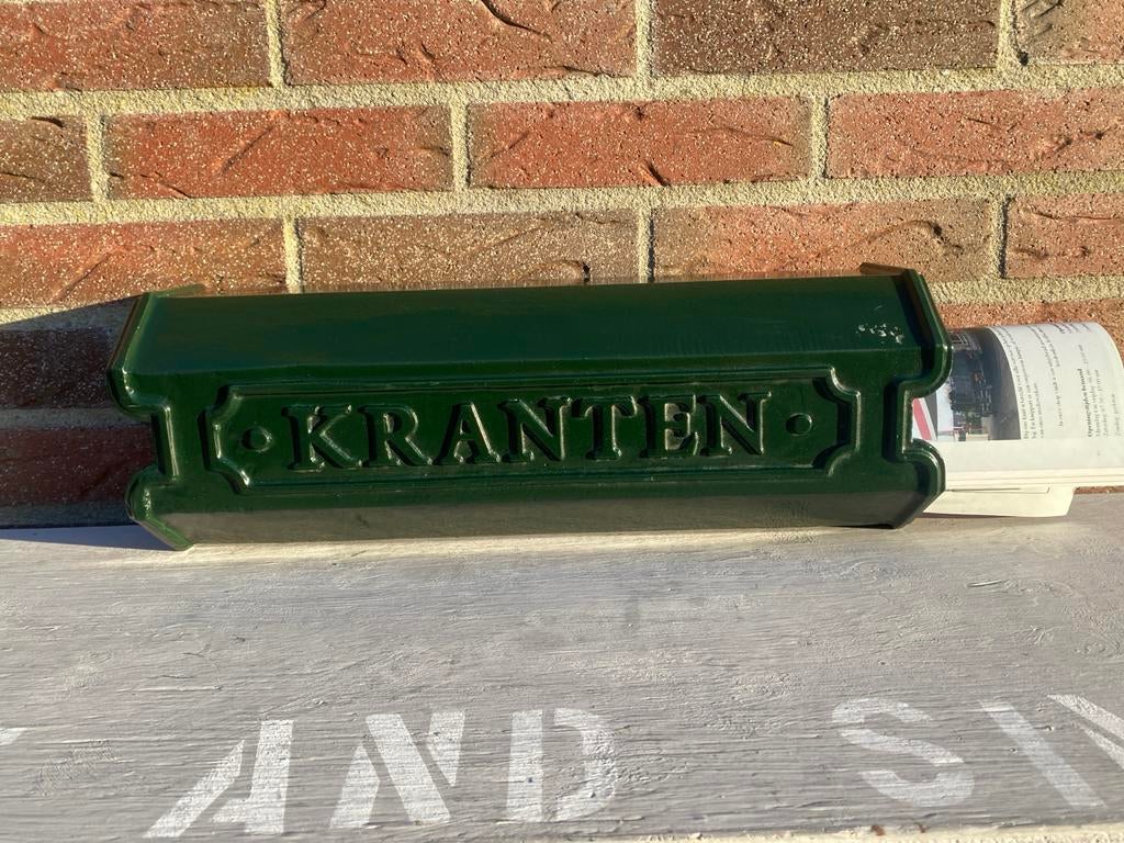 Groene krantenhouder - brievenbus - wandmontage, Tuin en Terras, Ophalen of Verzenden, Gebruikt, IJzer, Wandbrievenbus