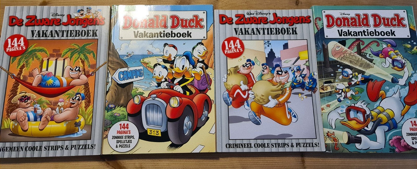 Donald Duck vakantieboeken 4x, Boeken, Meerdere comics, Ophalen of Verzenden, Gelezen, Europa