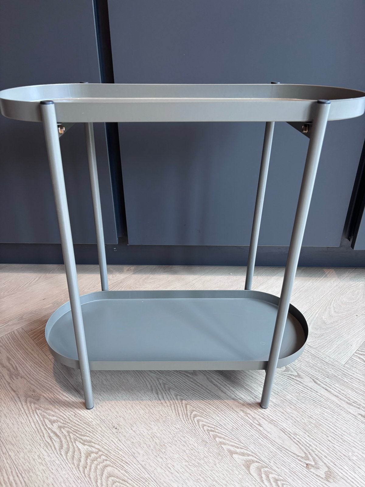 Grijs/antraciet bijzettafeltje met twee ovale bladen, Huis en Inrichting, Metaal of Aluminium, 55 tot 75 cm, Zo goed als nieuw