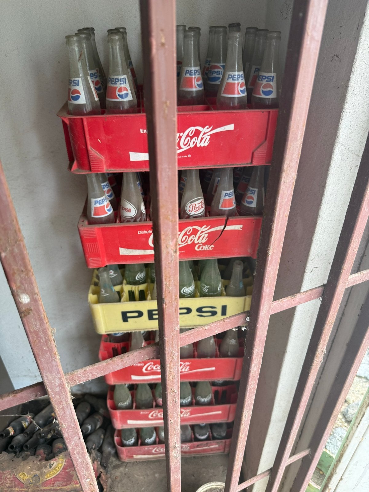 Vintage Pepsi en Coca-Cola flessen in kratten, Ophalen of Verzenden, Gebruikt, Gebruiksvoorwerp