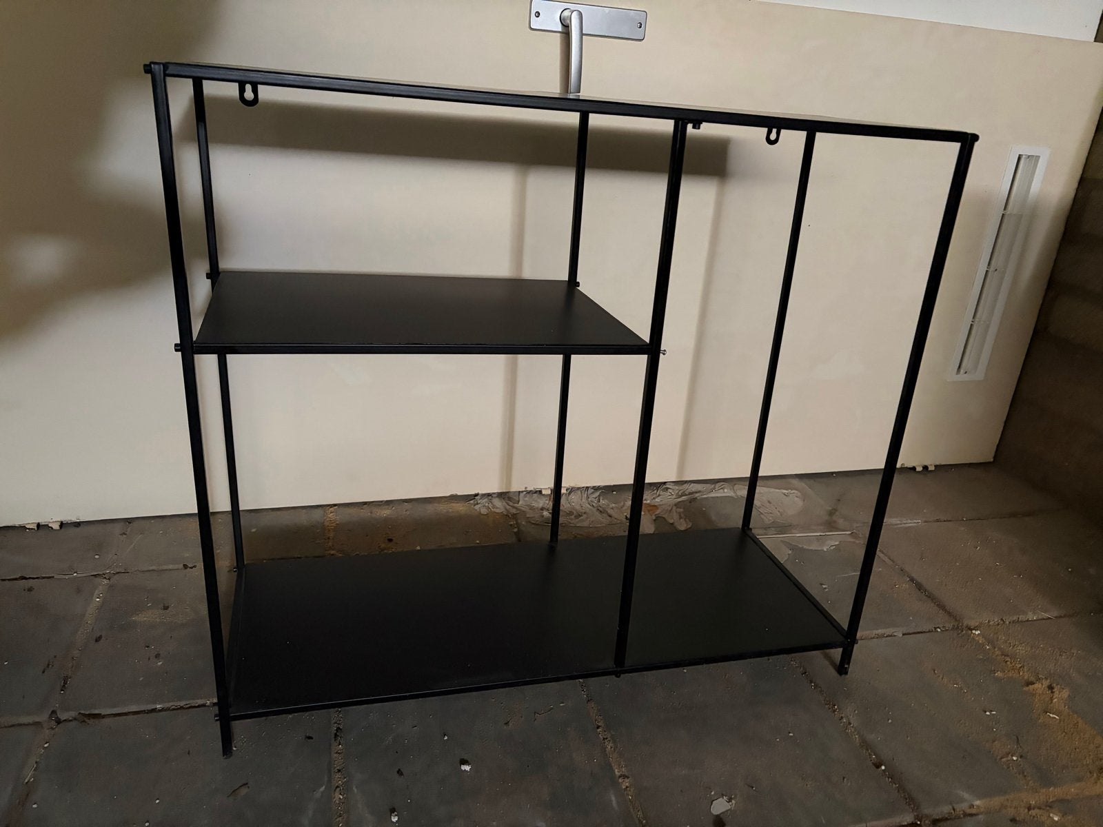 Zwart metalen rek met twee planken, Ophalen, Met plank(en), Gebruikt, Minder dan 150 cm