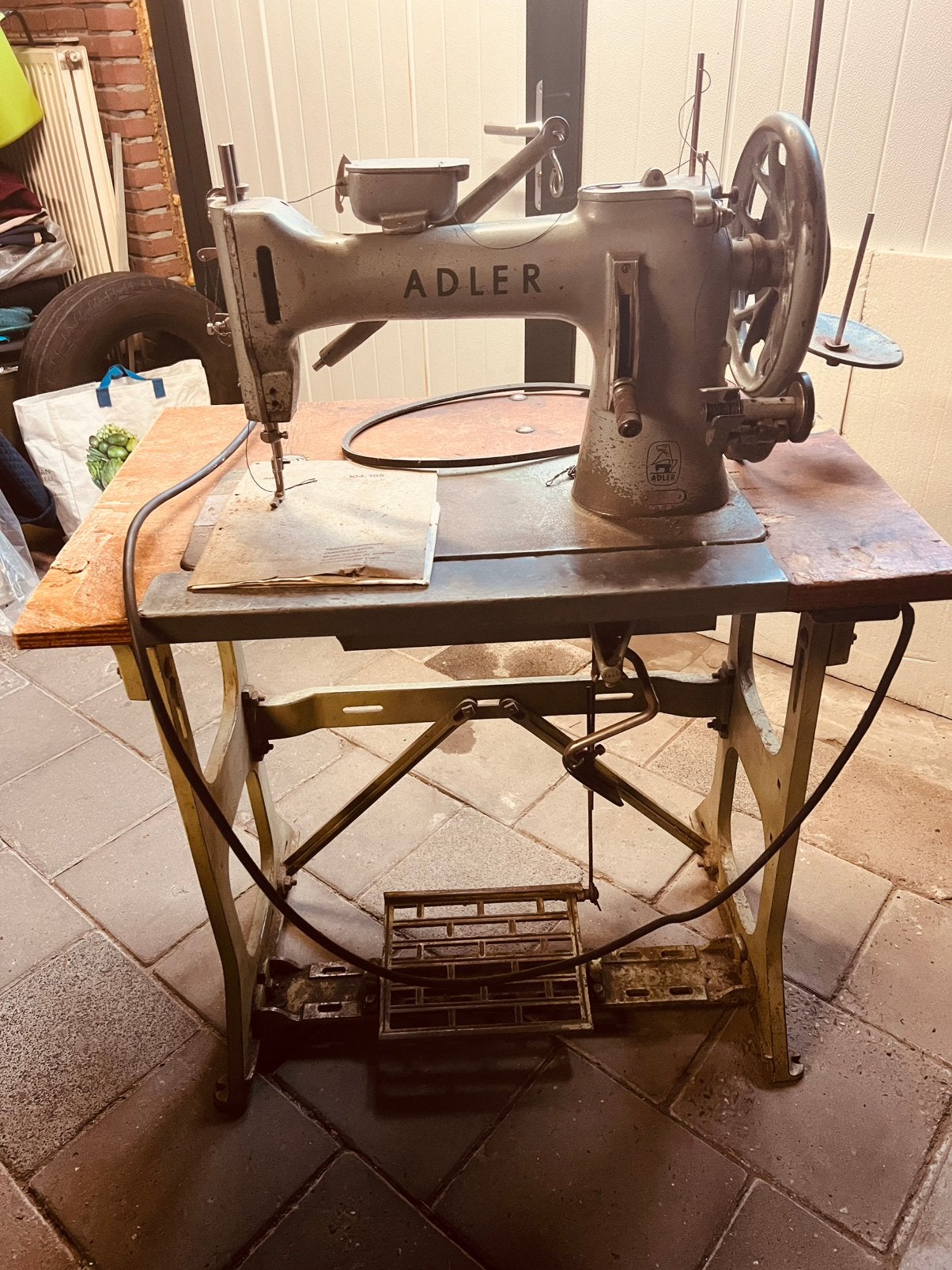 Naaimachine Adler, Ophalen