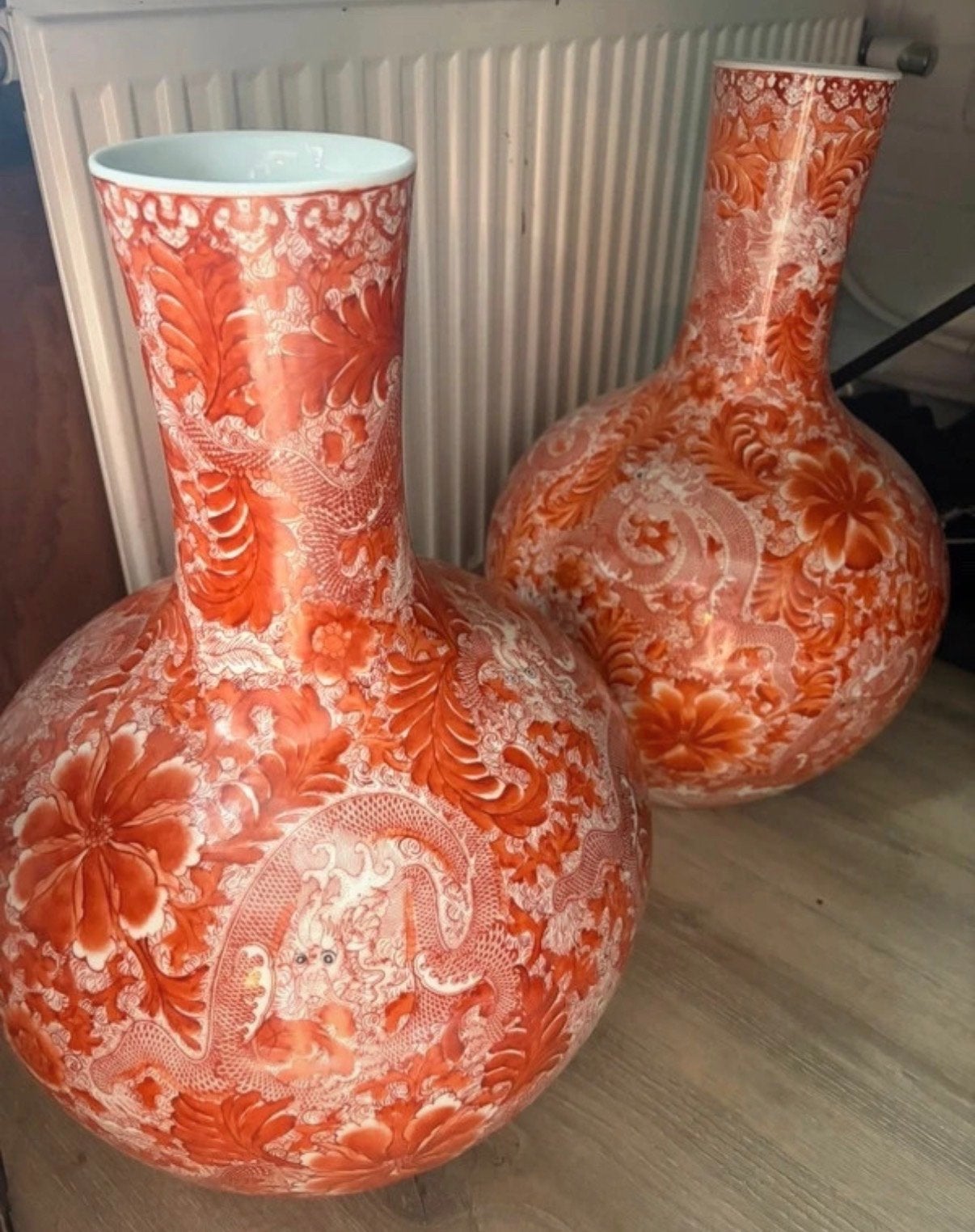 Set van 2 Chinese drakenvazen, rood en wit porselein, Antiek en Kunst, Ophalen of Verzenden