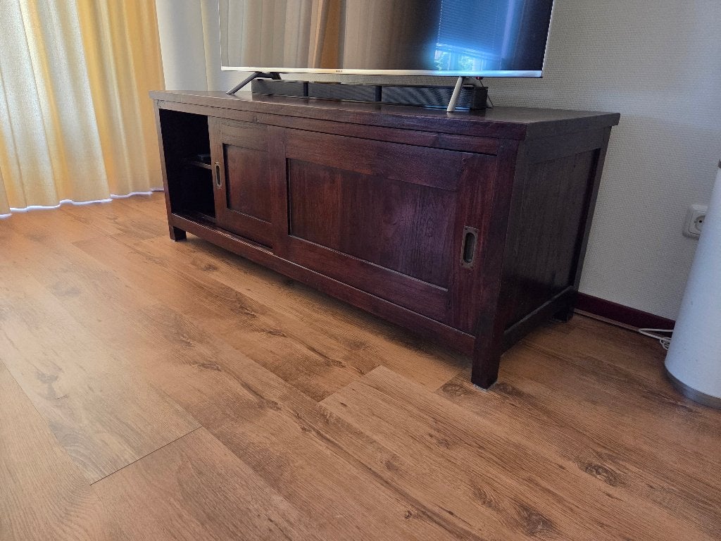 Koloniale houten (tv) kast met schuifdeuren – 142x49x55 cm, Ophalen