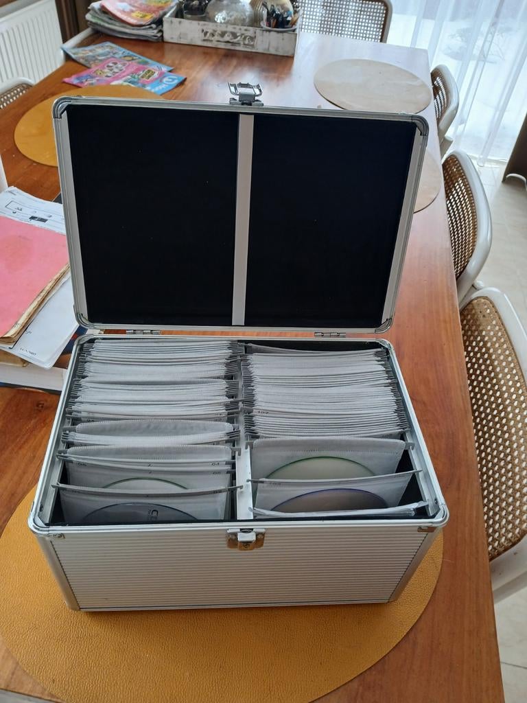 Een koffer, voor het opbergen van cd's, Ophalen of Verzenden