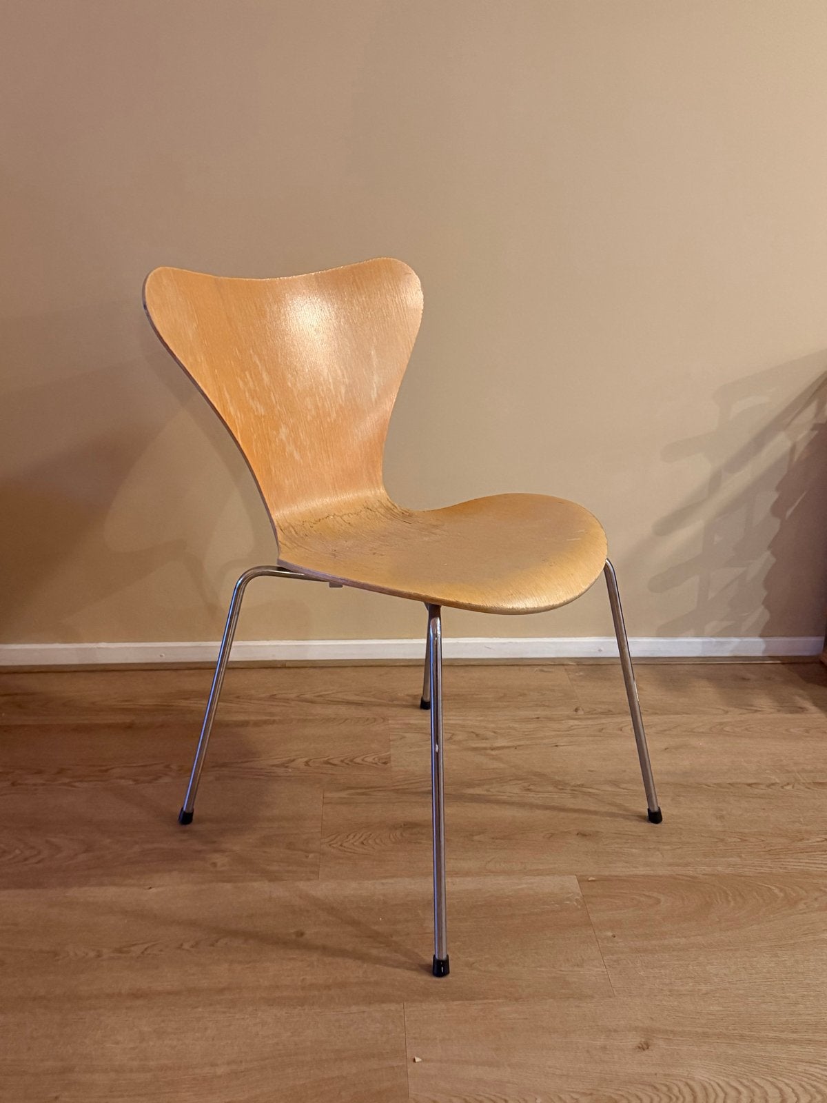 Fritz Hansen Vlinderstoel - Opknapper, Ophalen, Gebruikt, Bruin, Eén
