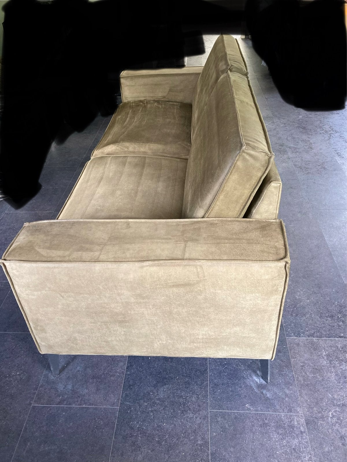 Olijfkleurige 2,5-zits bank van suède, 223x86 cm, Ophalen, Driepersoons, 75 tot 100 cm, Zo goed als nieuw