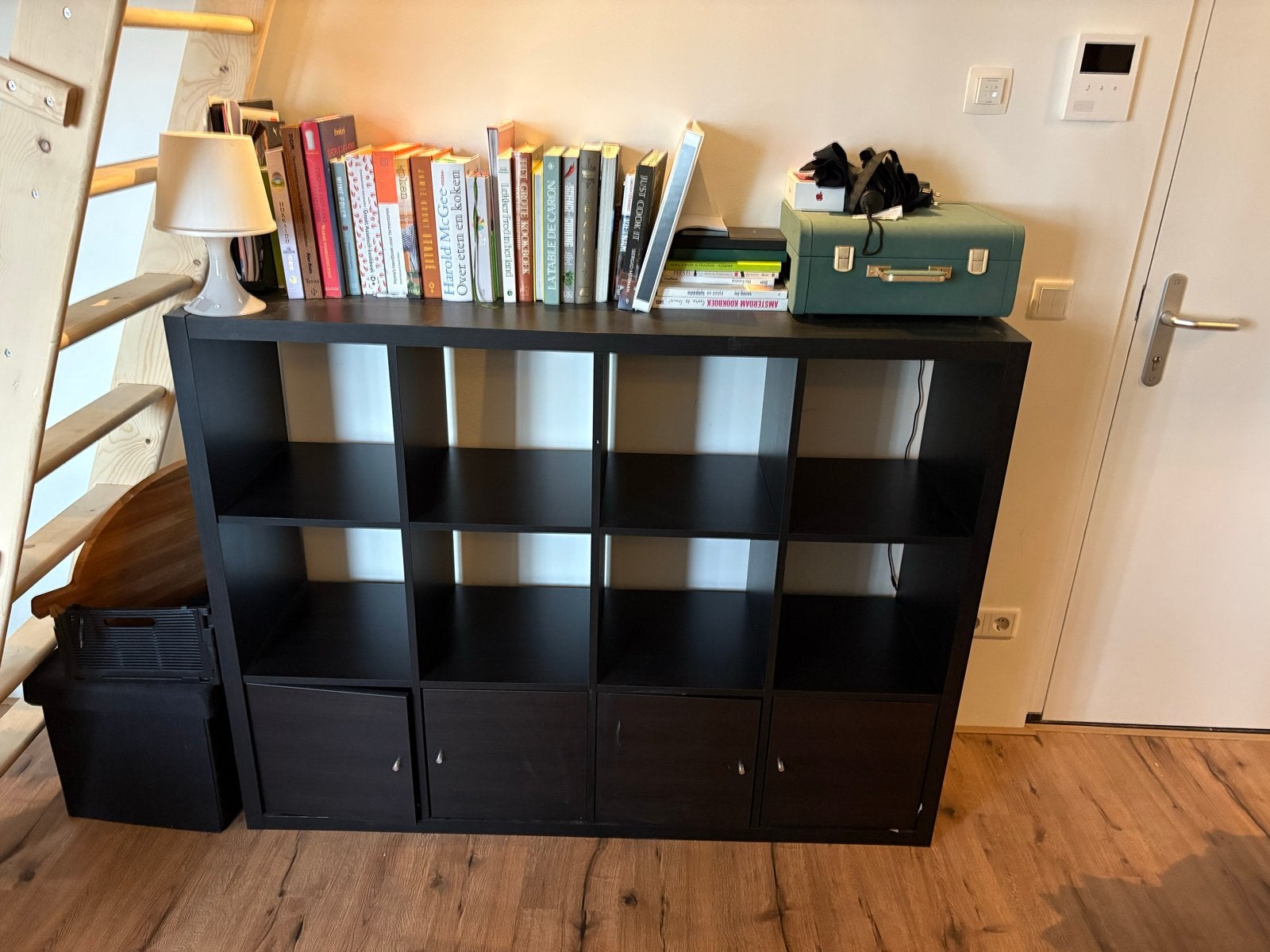 Zwart KALLAX-achtig vakkenkast met deurtjes, Huis en Inrichting, Kasten | Boekenkasten, Ophalen, Gebruikt, 100 tot 150 cm, 100 tot 150 cm