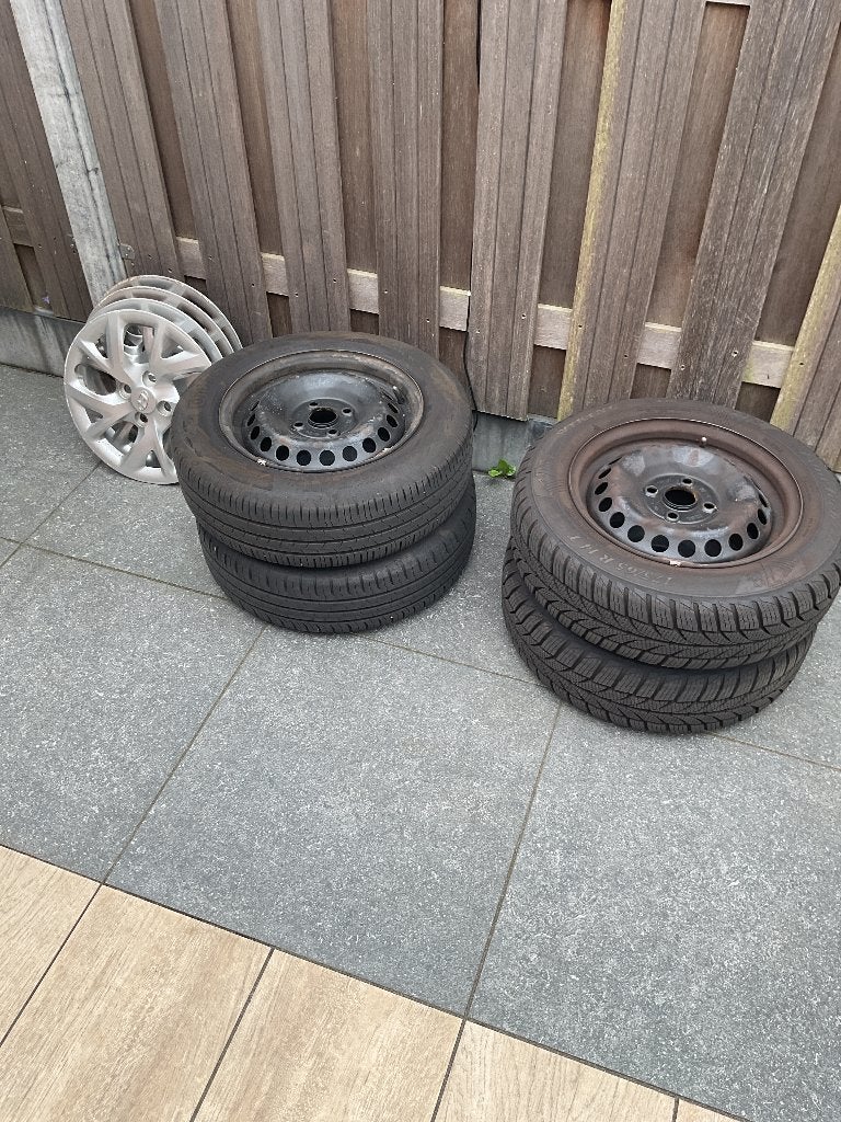 Hyundai I10 velgen met TPMS-ventielen., Ophalen, Zomerbanden, Velg(en)