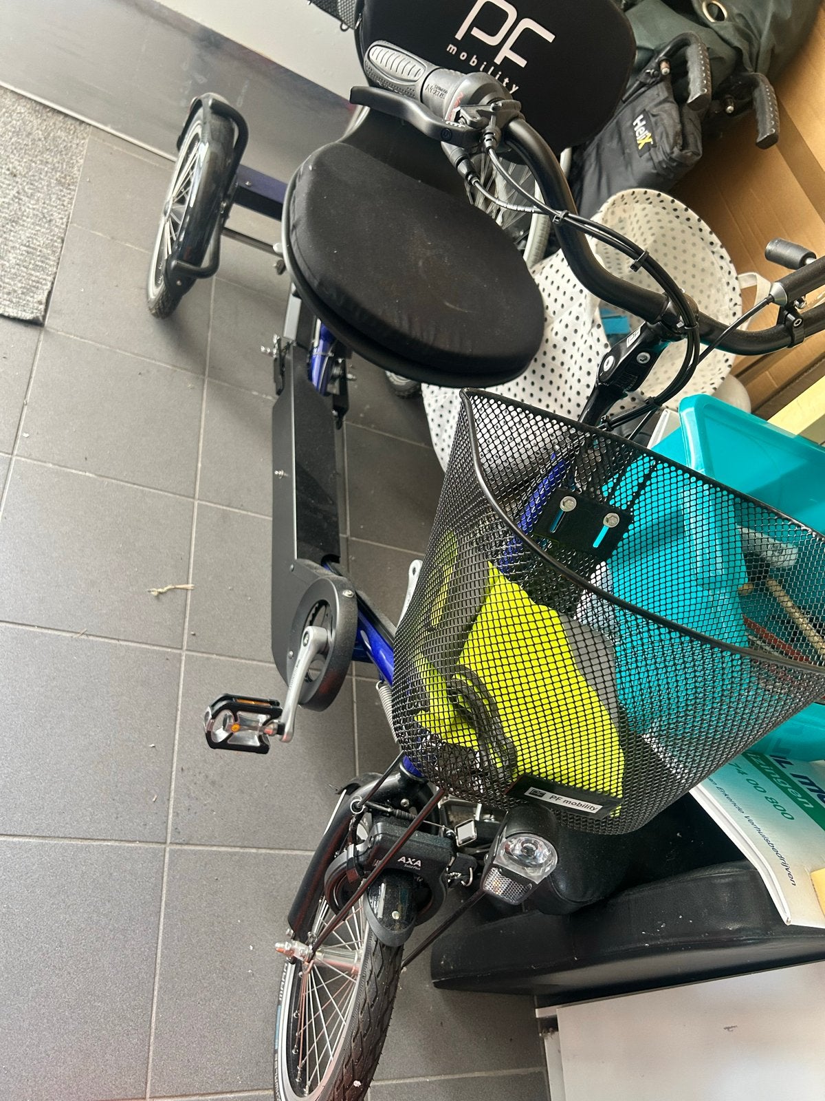 volwassen driewielfiets met mand en rugleuning  kleur blauw, Ophalen, Zo goed als nieuw, Schijfrem, Verstelbare zitting