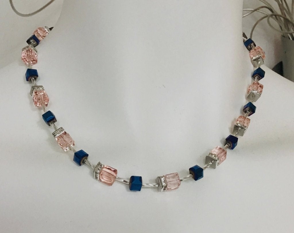 Exclusieve design collier handgemaakt met Swarovski kristal., Verzenden, Nieuw, Steen of Mineraal, Verstelbaar