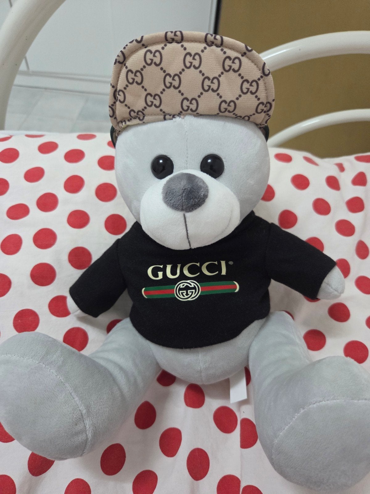 Leuke knuffelbeer met Gucci-stijl kleding en pet, Kinderen en Baby's, Overige merken, Overige karakters, Beer, Grijs