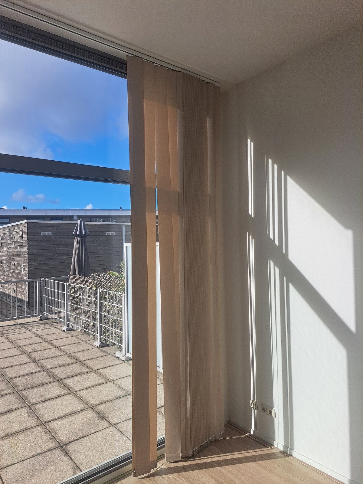 Luxaflex Lamellen - Beige - 240x200 cm, Lichtdoorlatend, Beige, Lamellen, Ophalen of Verzenden