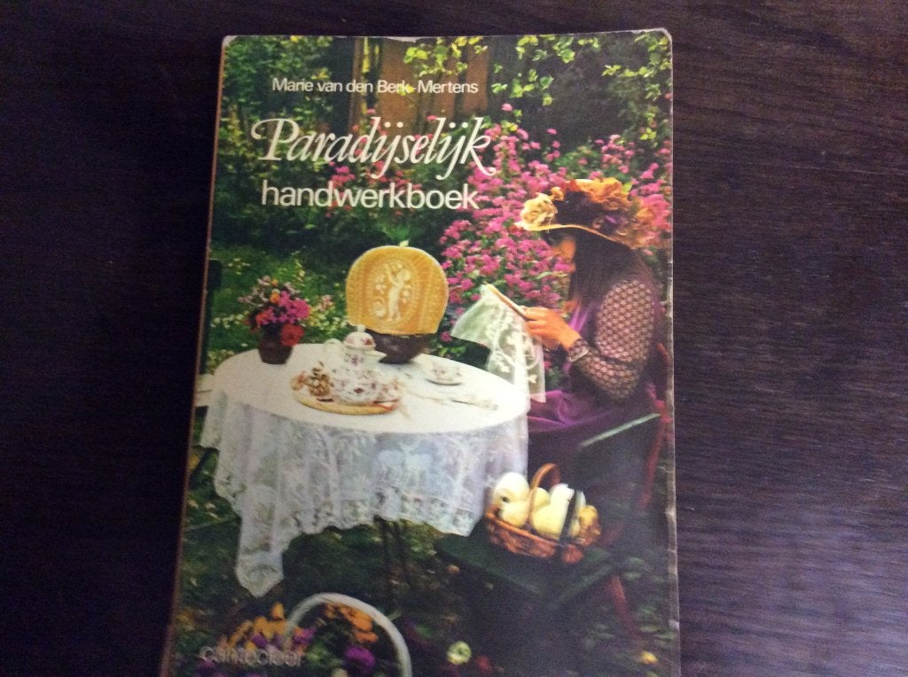 Paradijselijk Handwerken - Marie van den Berk-Bertens, Boeken, Hobby en Vrije tijd, Ophalen of Verzenden, Gelezen, Borduren en Naaien
