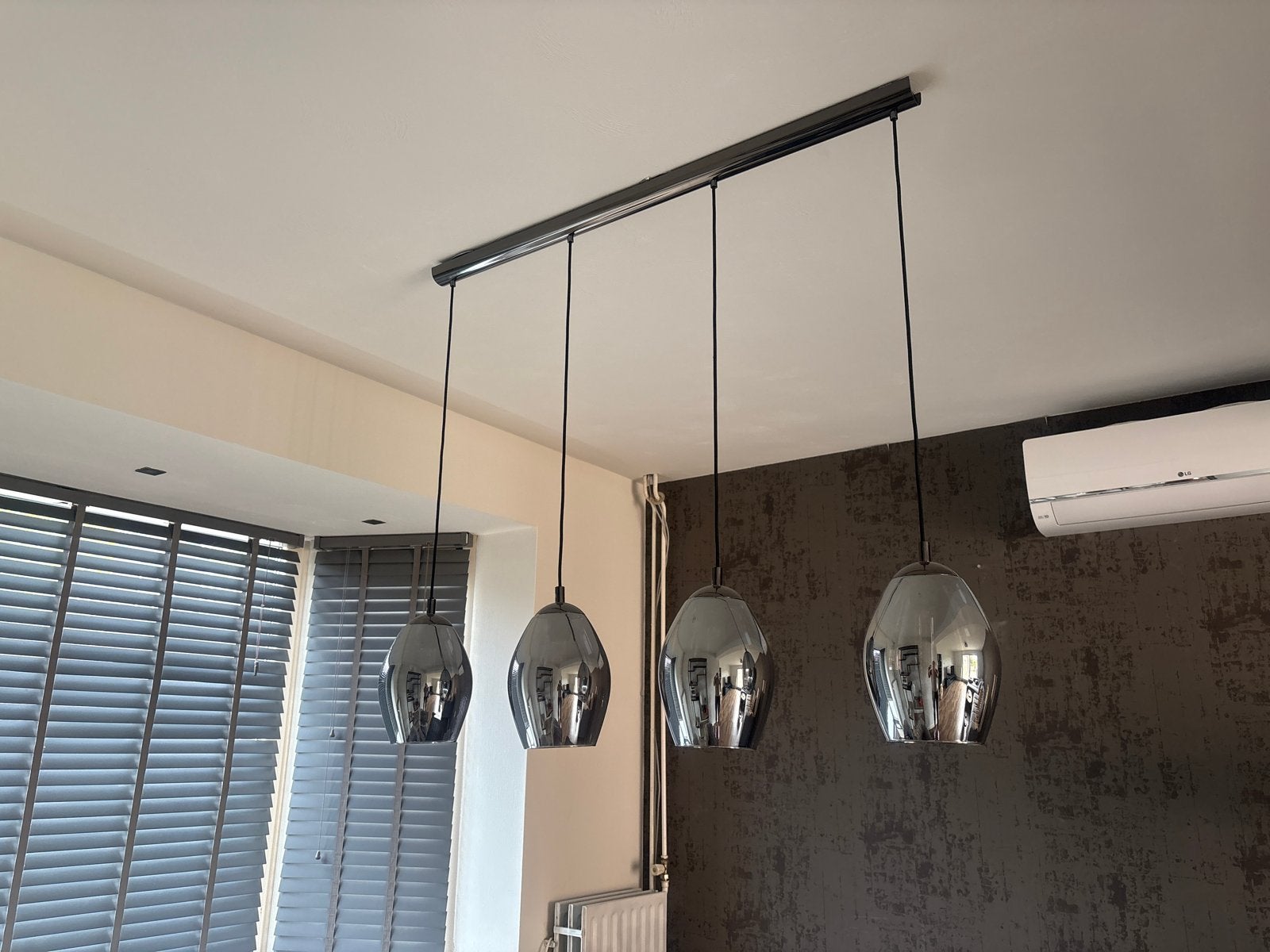 Moderne hanglamp met 4 glazen kappen, Ophalen, Zo goed als nieuw, Glas, E27 (groot)