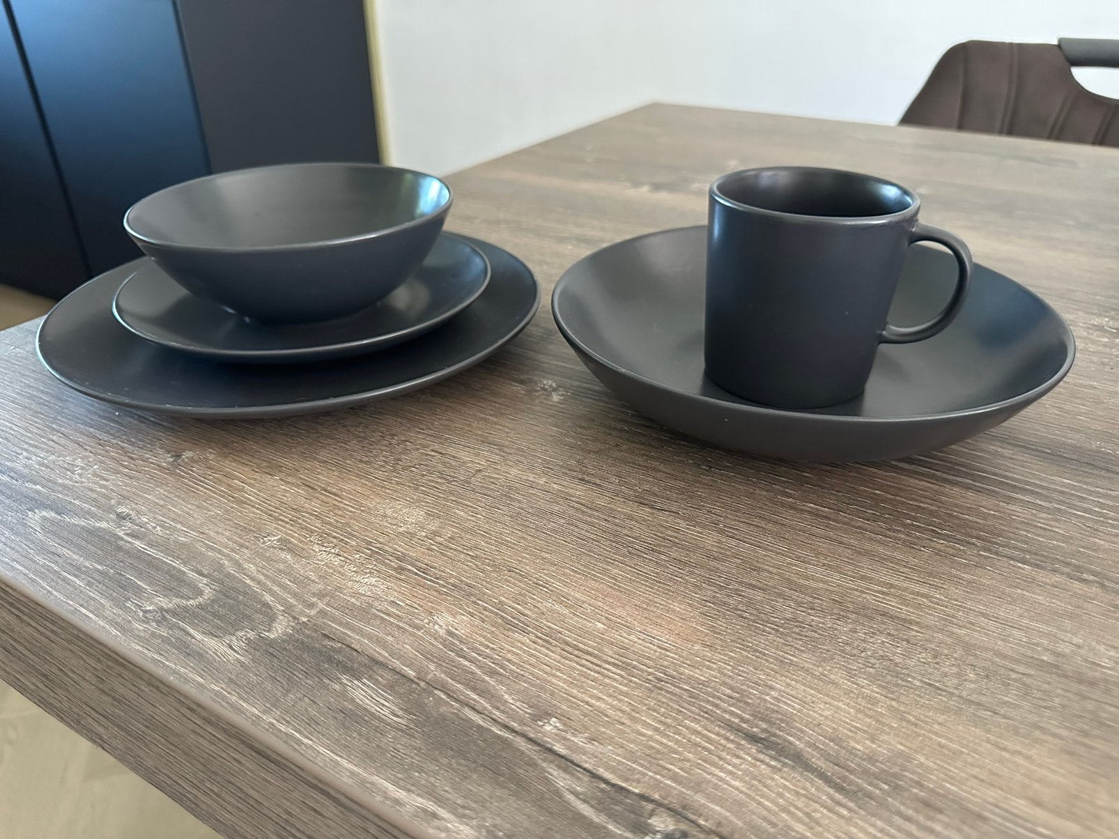 Donkergrijs ikea servies, Ophalen