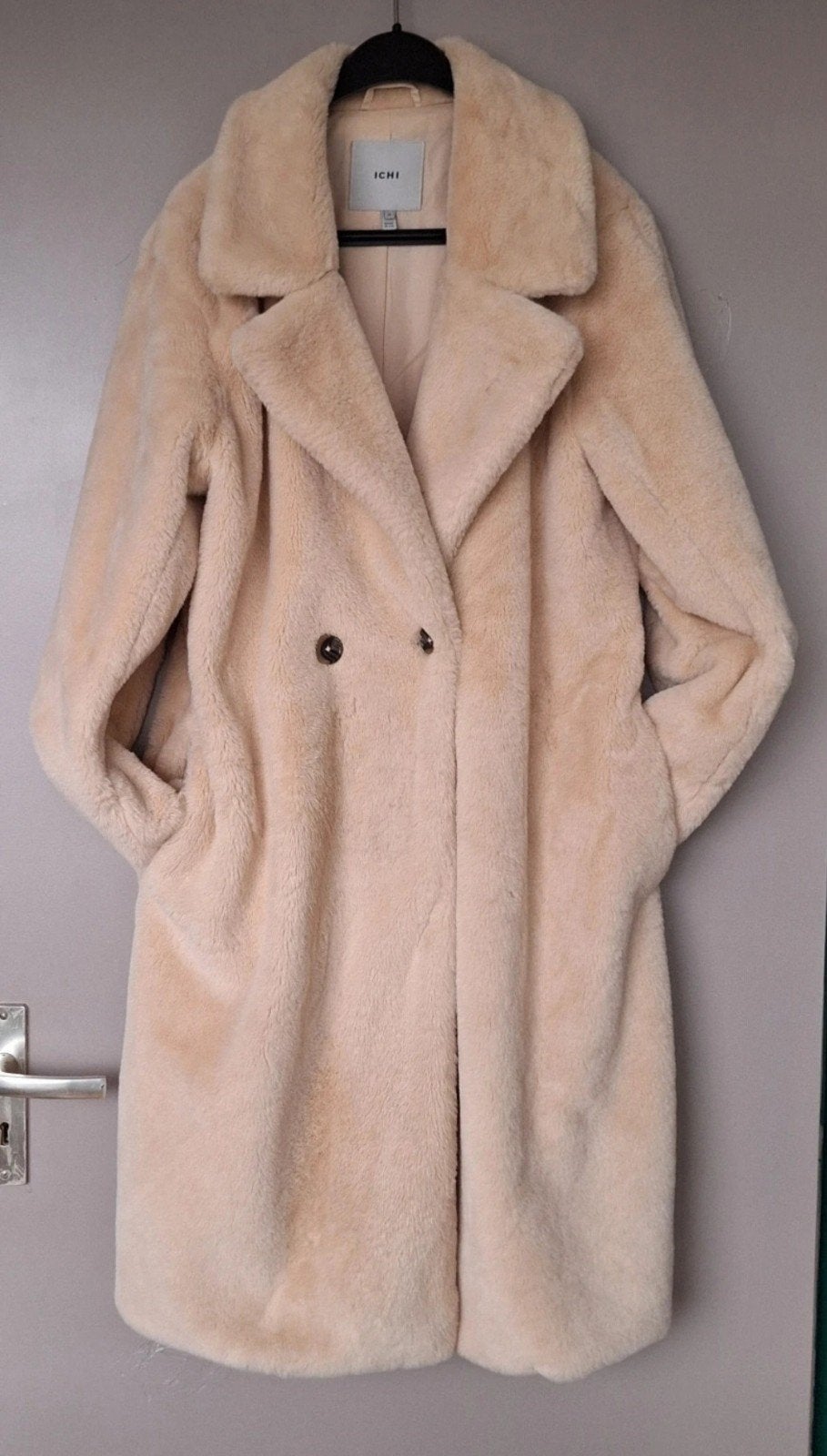 Prachtige ICHI imitatie bontjas - 100 cm lengte, Kleding | Dames, Jassen | Winter, Maat 38/40 (M), ICHI, Beige, Ophalen of Verzenden