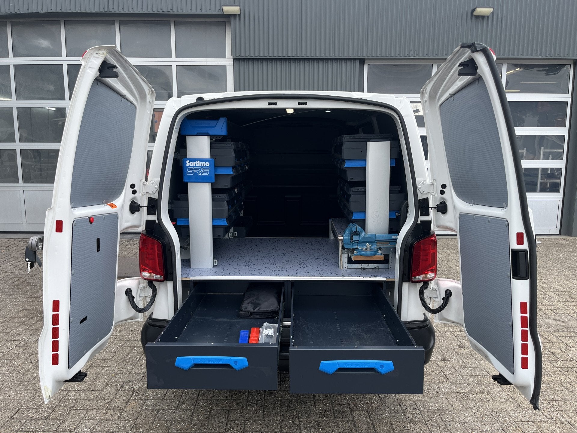 Volkswagen Transporter 2.0 TDI L1H1 Sortimo Kastinrichting A, Voorwielaandrijving, Gebruikt, 4 cilinders, Volkswagen