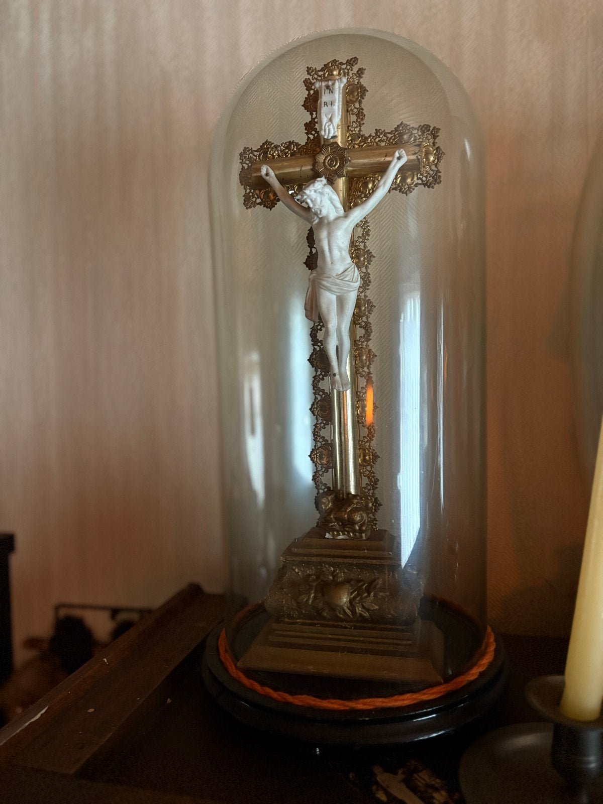 Antiek Kruisbeeld onder Glazen Stolp - Religieuze Kunst, Ophalen