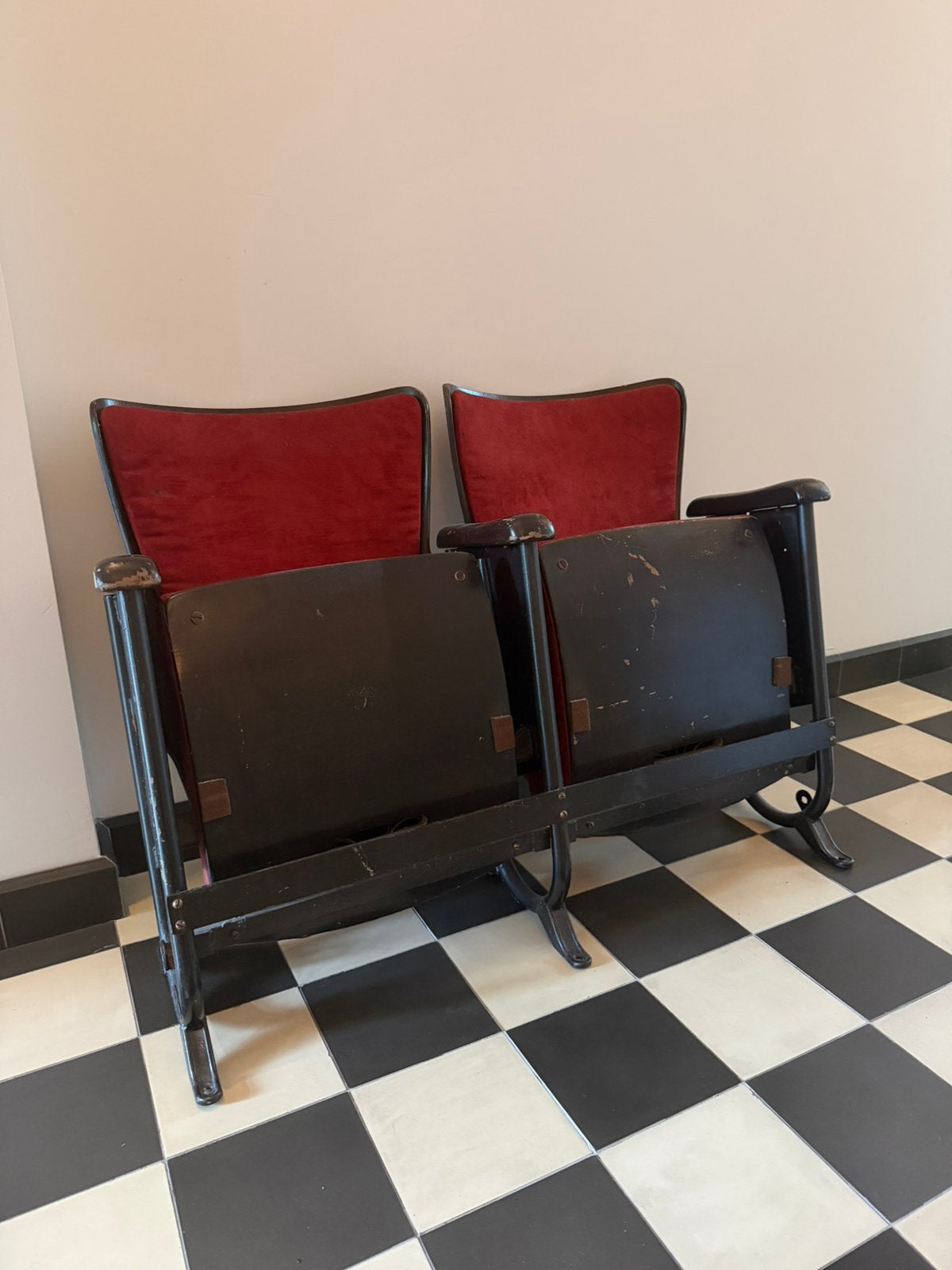 Oude bioscoop stoelen, Ophalen