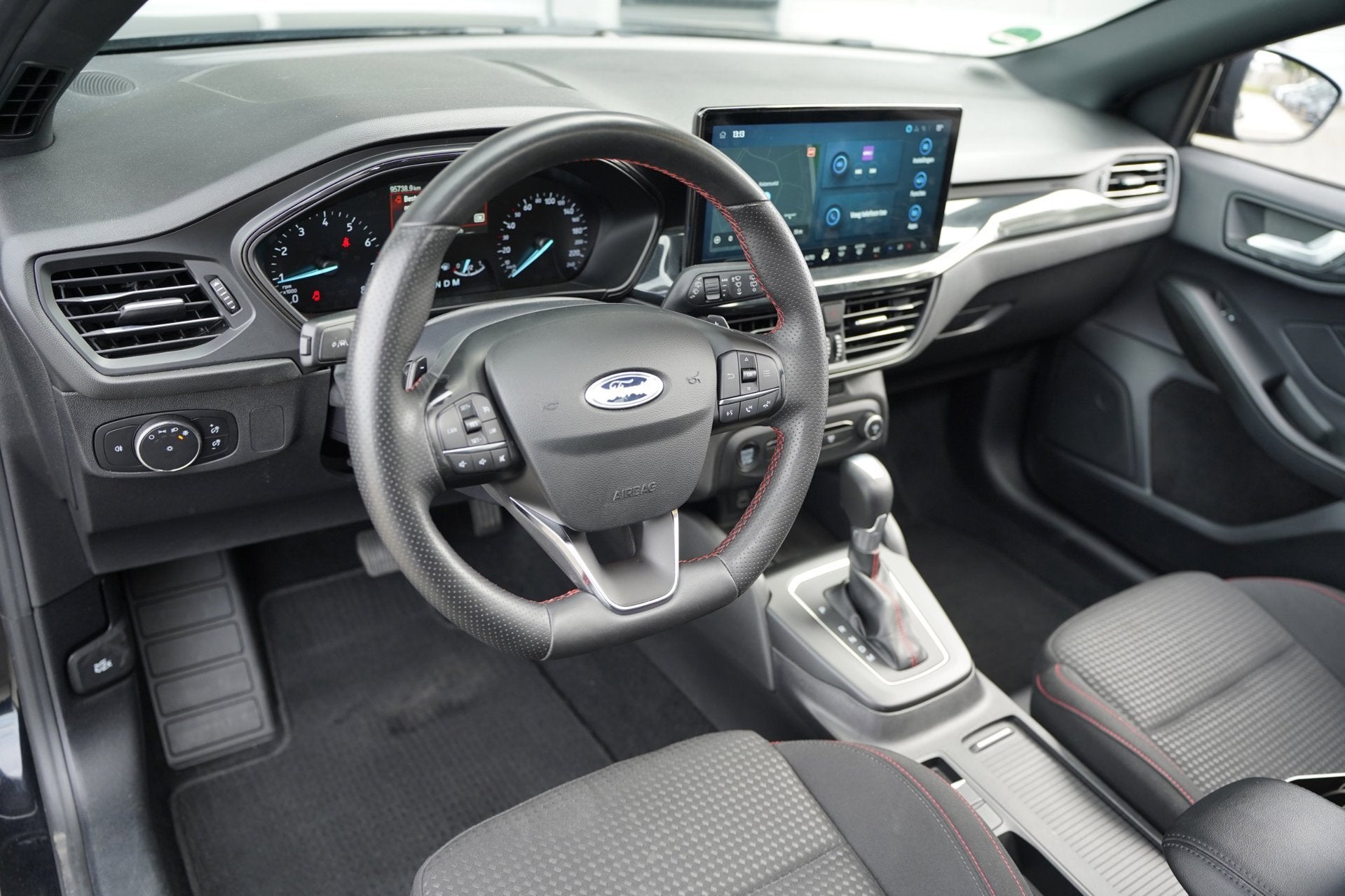 Foto 3 van Ford Focus Wagon 1.0 EcoBoost Hybrid ST Line X AUT Pano Trek
