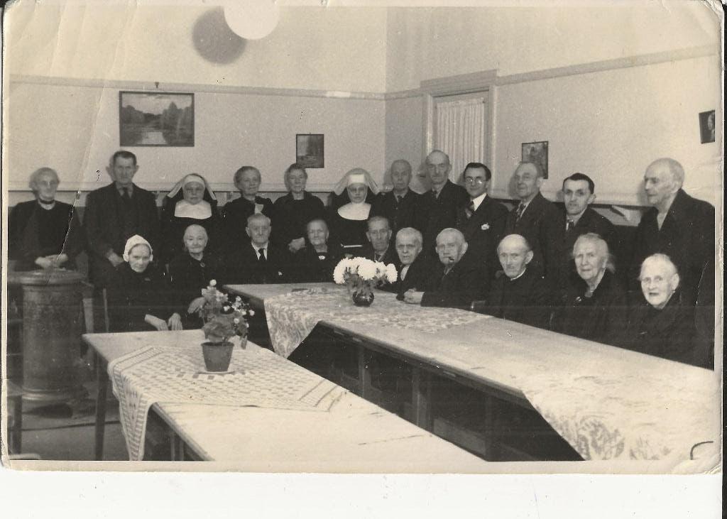 Poeldijk 2e WO Poeldijkers voor hun evacuatie naar Voorburg, Ophalen of Verzenden, 1940 tot 1960, Ongelopen, Zuid-Holland