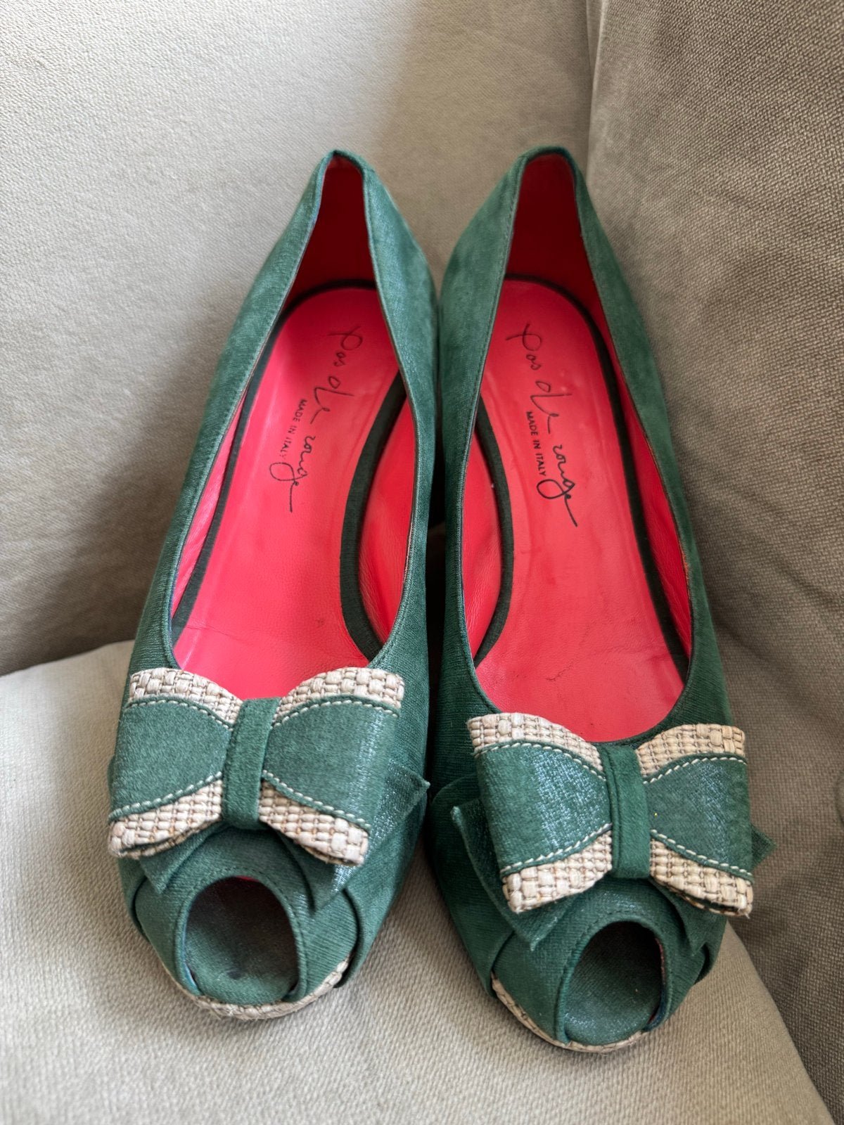 Pas de Rouge Groene Suède Wedges Maat 41, Kleding | Dames, Schoenen, Ophalen of Verzenden, Zo goed als nieuw, Groen, Schoenen met hoge hakken