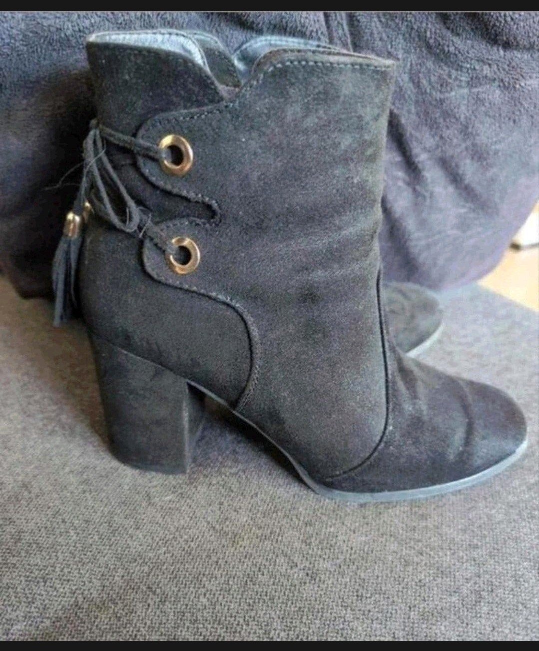 Zwarte suède enkellaarsjes met hak maat 39, Zwart, Ophalen of Verzenden, Zo goed als nieuw, Schoenen met hoge hakken