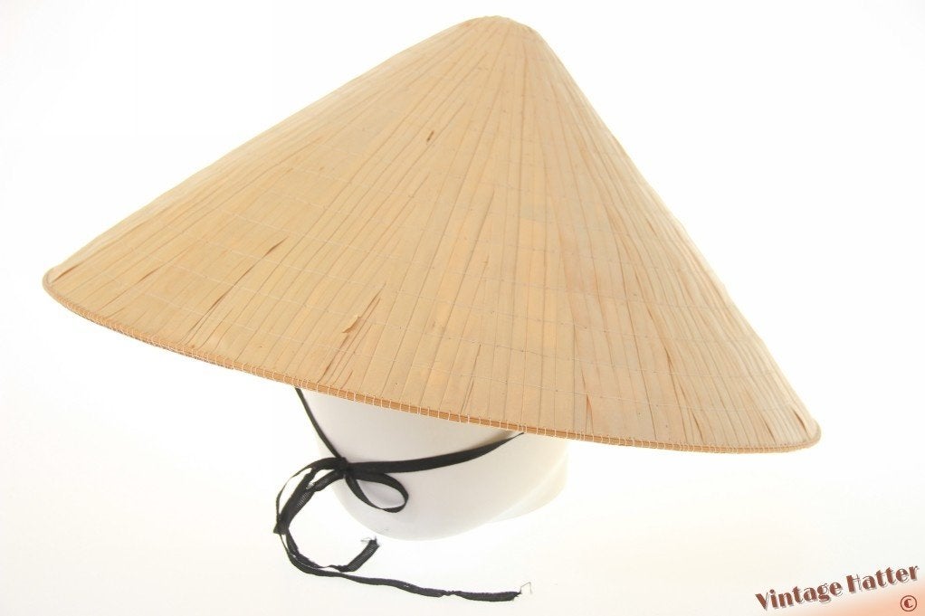 Vintage Aziatische conische rijsthoed van stro licht beige, Ophalen of Verzenden, Gedragen, One size fits all, Hoed