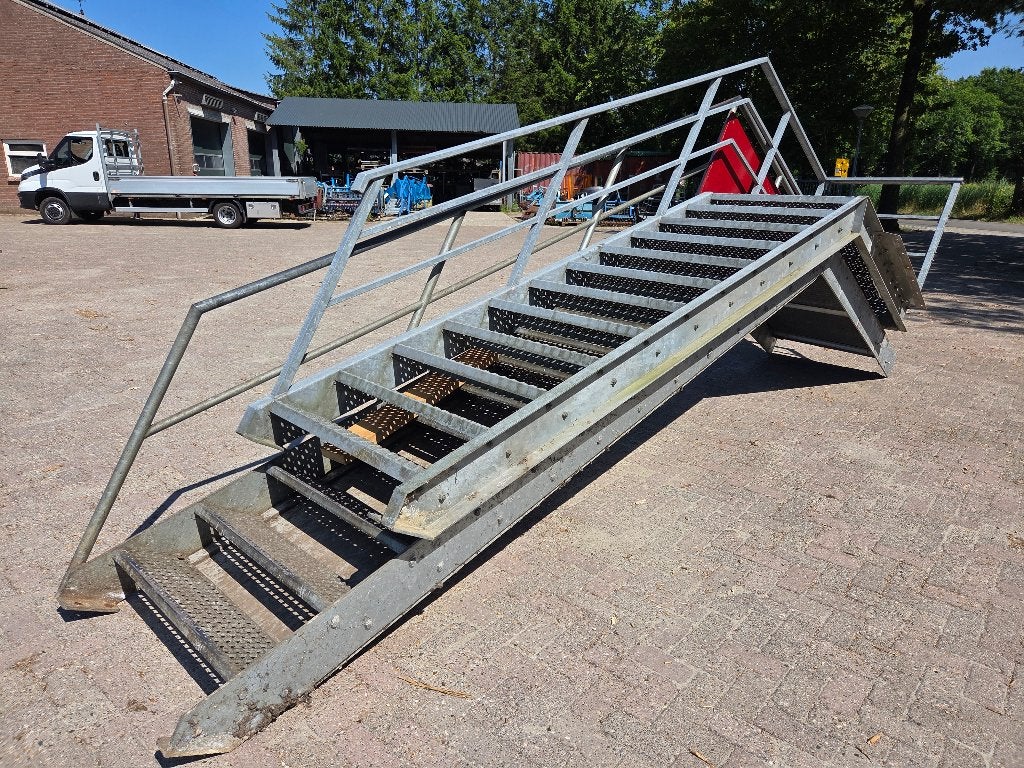 2 x gegalvaniseerde ijzeren trap met leuning en plateau, Doe-het-zelf en Verbouw, Metalen, Ophalen, Zo goed als nieuw