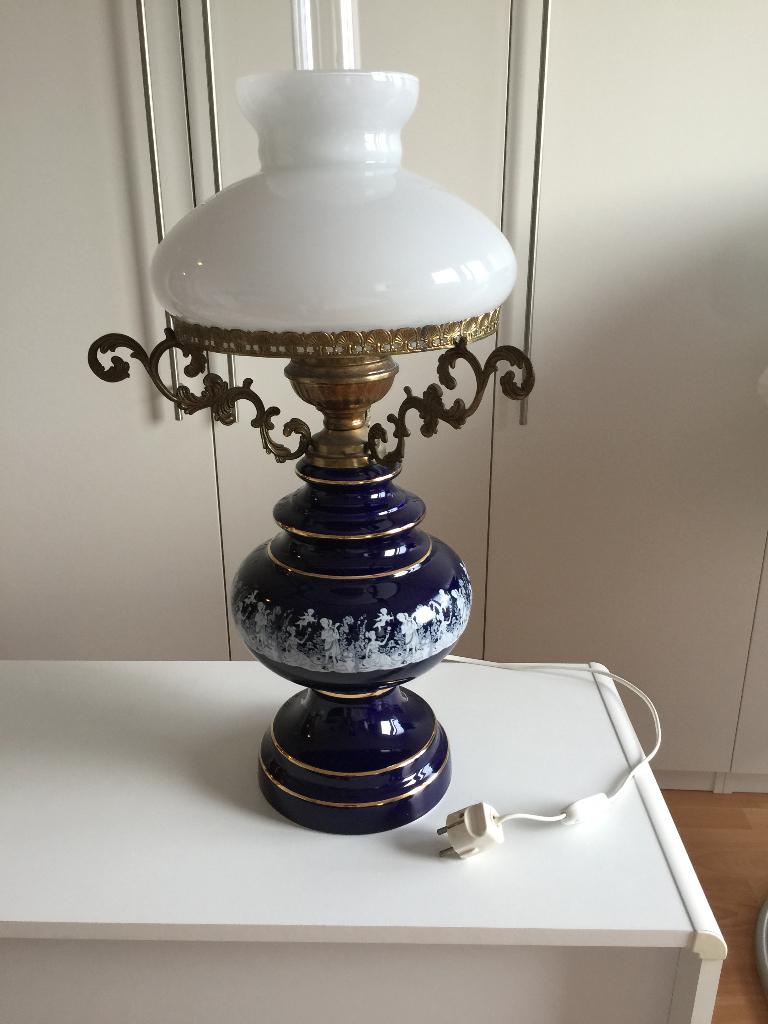 Mooie gave porceleine blauwe olie lamp kan ook op electra, Antiek en Kunst, Ophalen