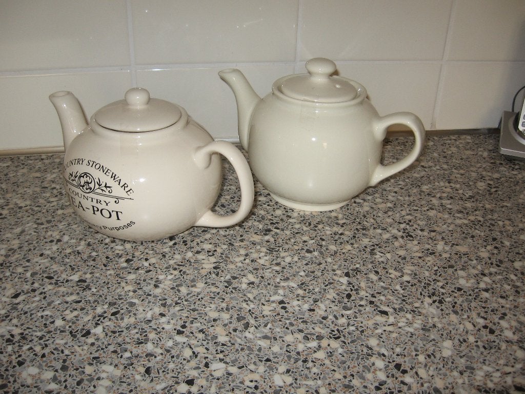 2 zgan mooie ronde ecru theepot m opschrift 10,-, Ophalen of Verzenden, Zo goed als nieuw, Aardewerk, Theepot