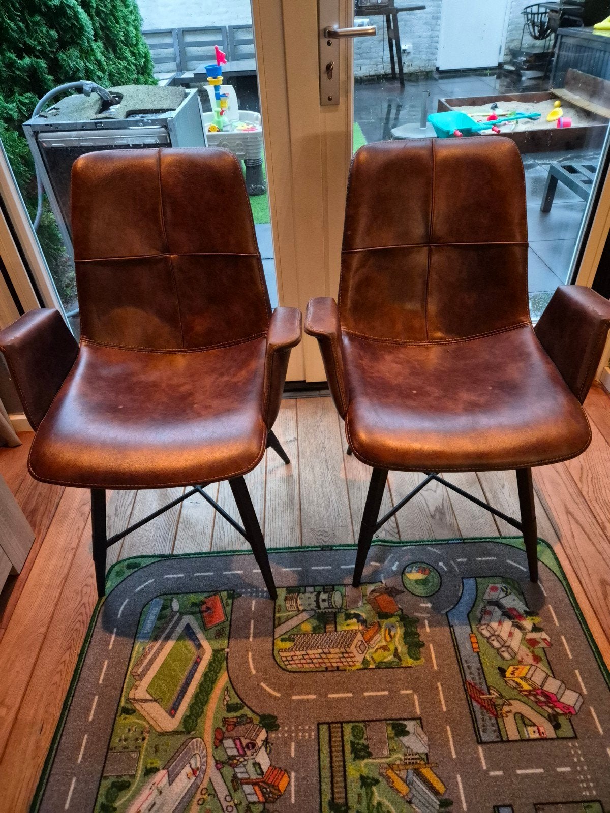 Twee prima bruine stoelen, gebruikt, Huis en Inrichting, Ophalen, Gebruikt, Bruin, Twee