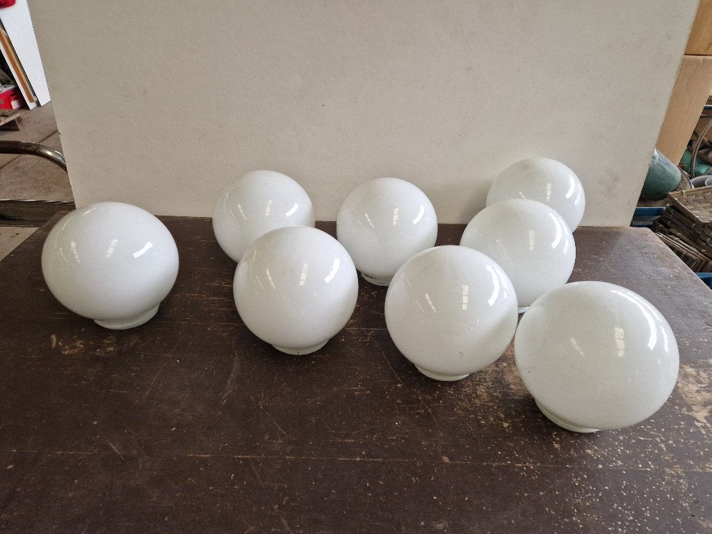 8 witte retro glazen lampenkappen schroefbol €10 p.st., Gebruikt, Wit, Rond, Ophalen of Verzenden