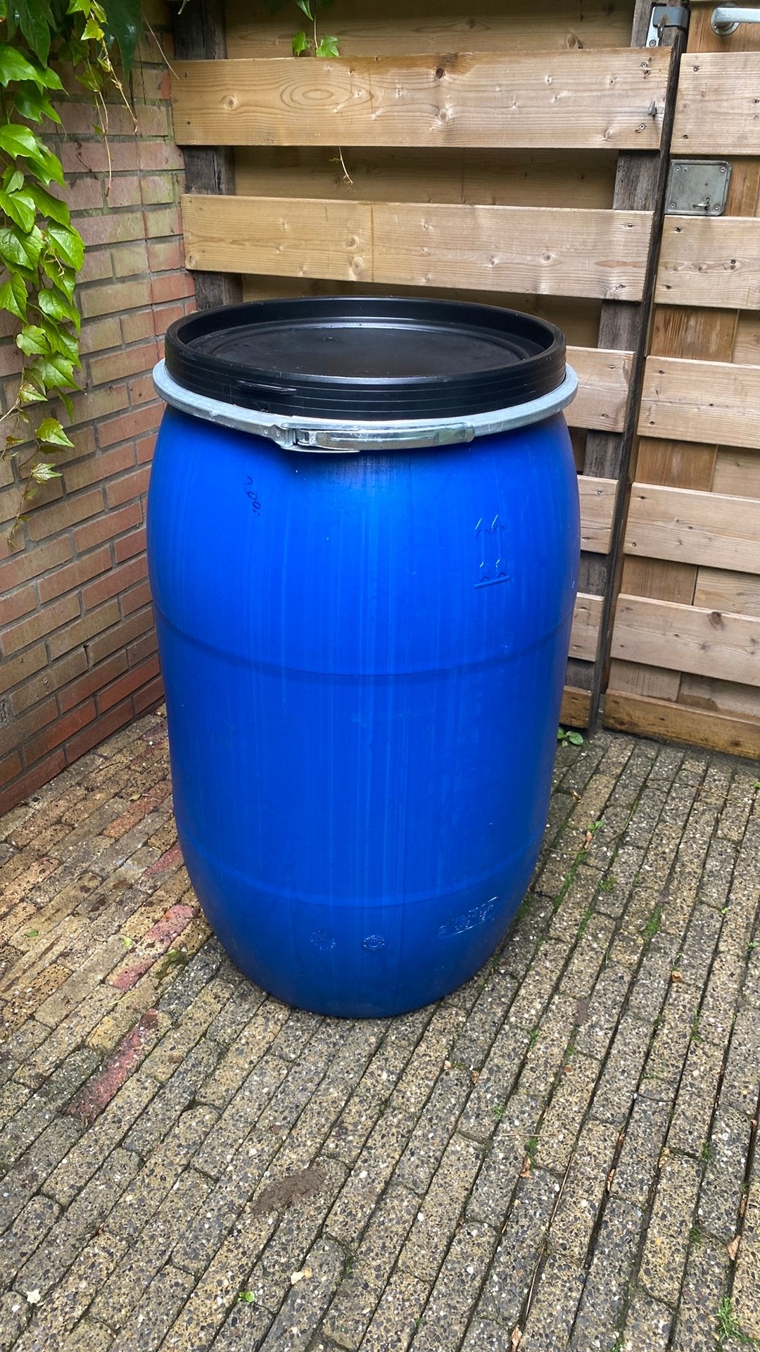 Voerton, regenton, plastic vat 200 liter, Tuin en Terras, Regentonnen, 150 liter of meer, Ophalen, Zo goed als nieuw