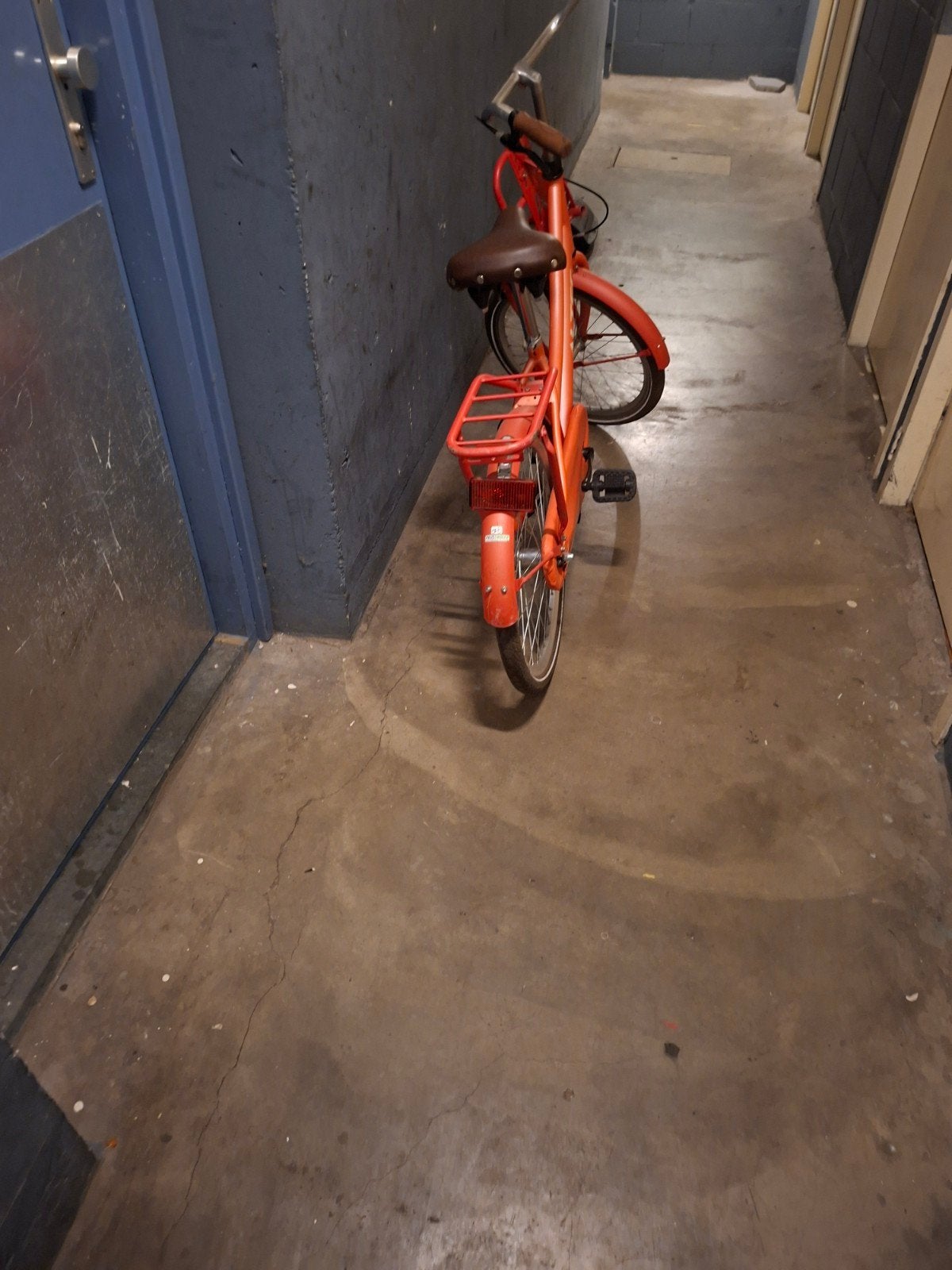 Oranje kinderfiets met voordrager, Ophalen of Verzenden, Gebruikt, Velgrem, 20 inch of meer