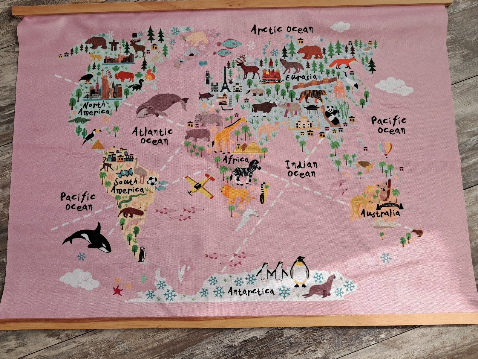 Wereldkaart wanddecoratie roze voor kinderkamer, Overige stijlen, Roze, Ophalen of Verzenden, Zo goed als nieuw