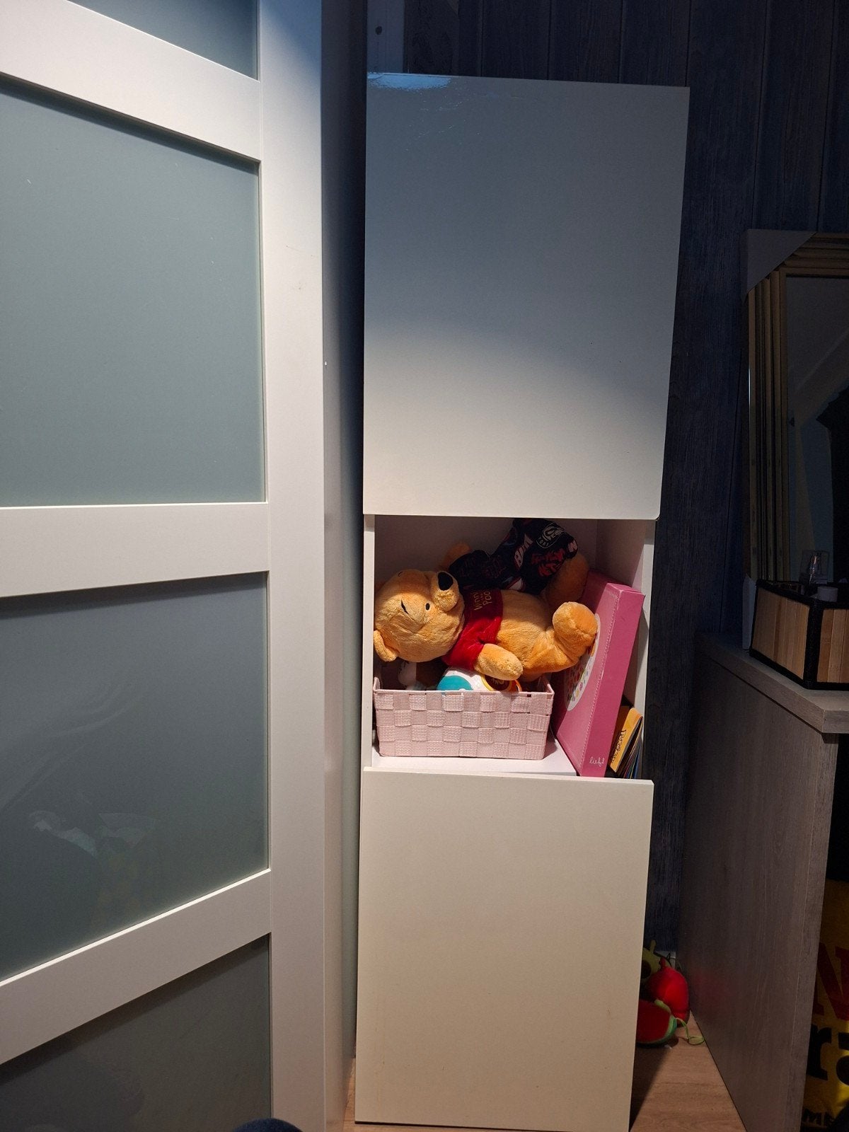 Witte smalle kast met open vakken, Ophalen of Verzenden, Gebruikt