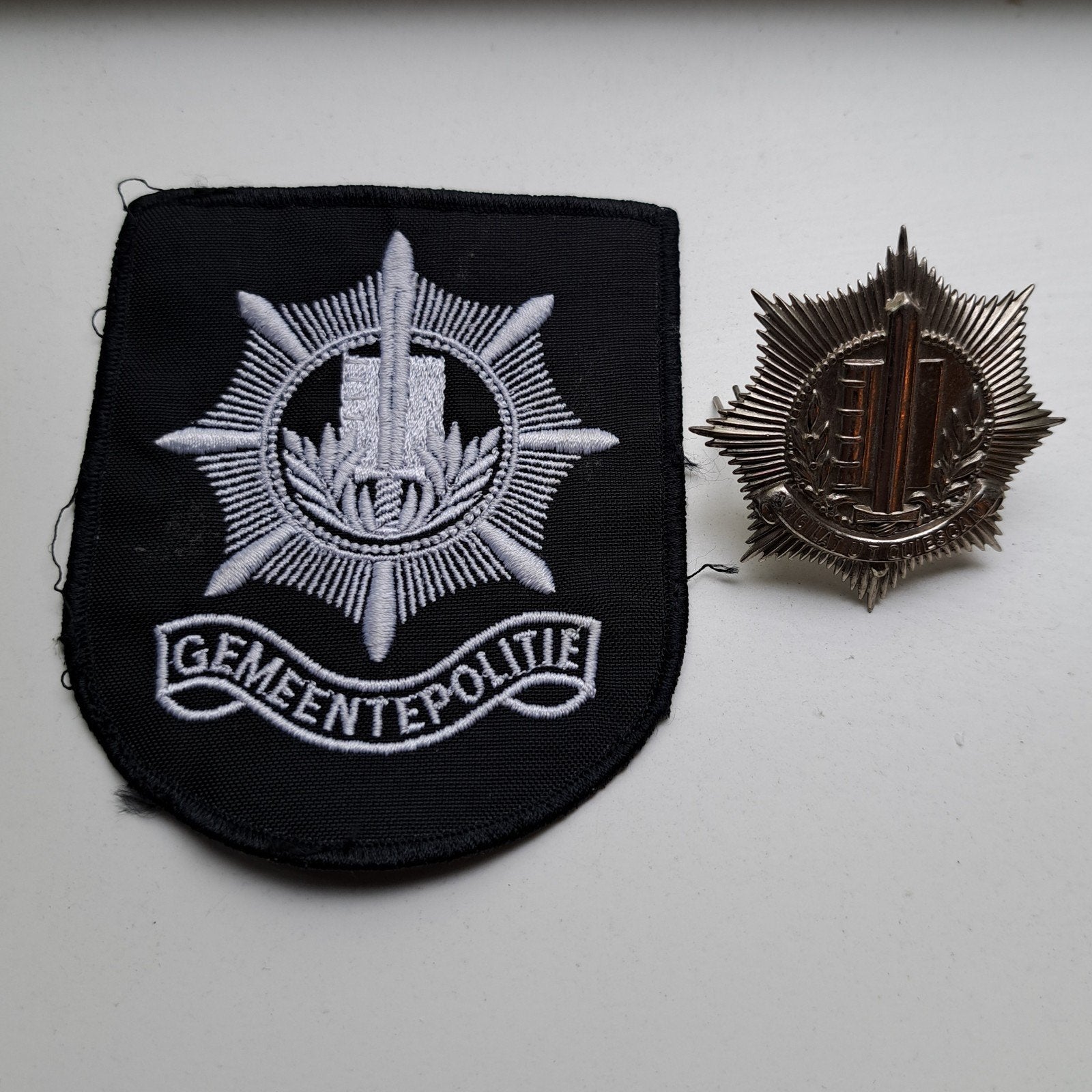 Gemeente Politie emblemen mouw en pet embleem, Verzamelen, Ophalen of Verzenden, Landmacht, Nederland, Embleem of Badge