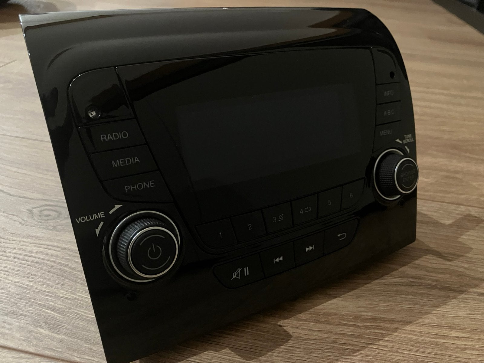 Fiat 250 VP1 DAB radio inc. inbouwframe en code, Auto diversen, Ophalen of Verzenden, Zo goed als nieuw