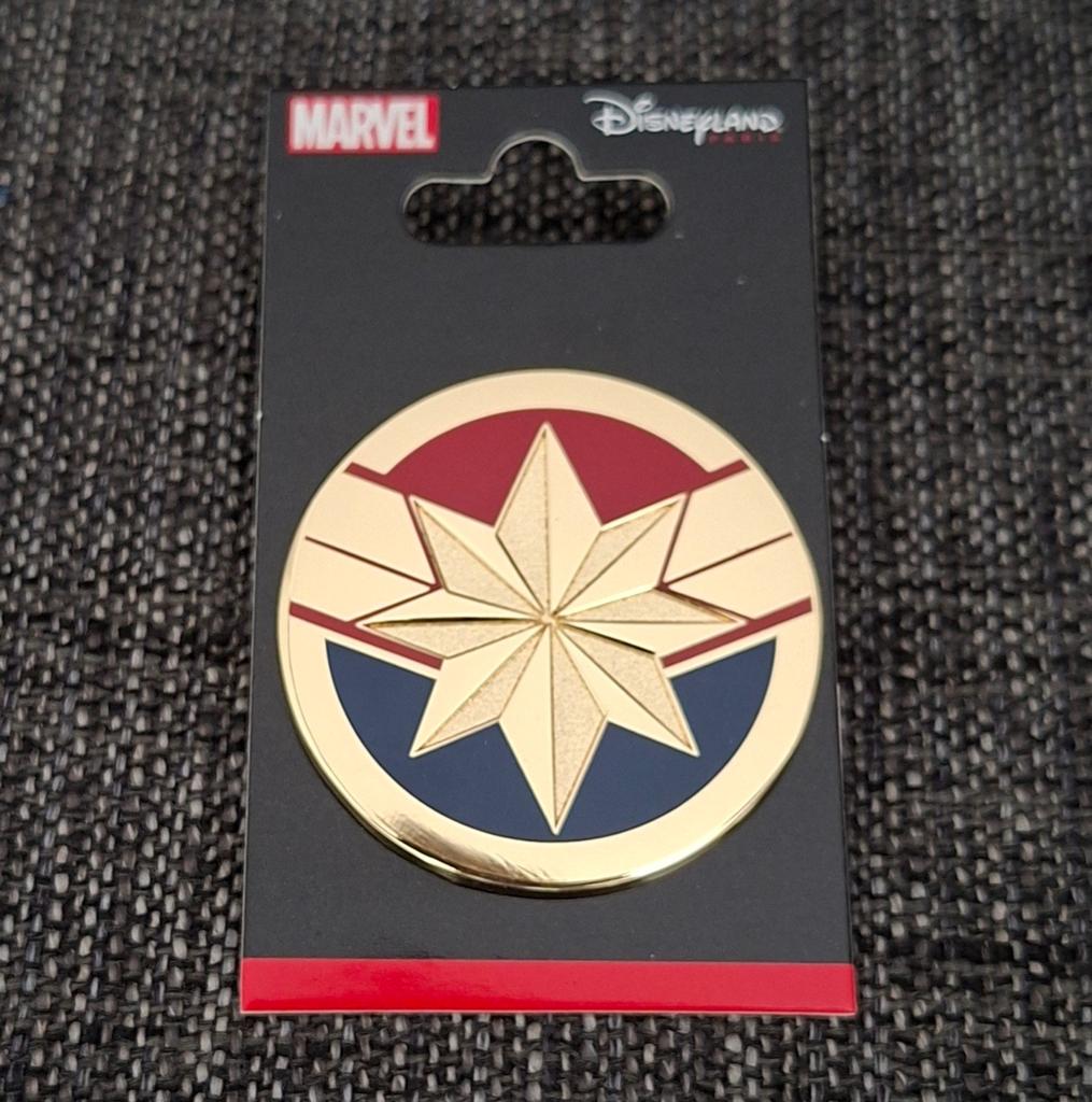 Captain Marvel logo pin - Disneyland Parijs (nieuw), Ophalen of Verzenden, Nieuw, Speldje of Pin