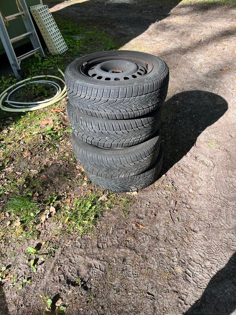 Semperit Winterbanden op stalen velg - 195/60 R15 4x100, Ophalen, Gebruikt, 15 inch, Banden en Velgen