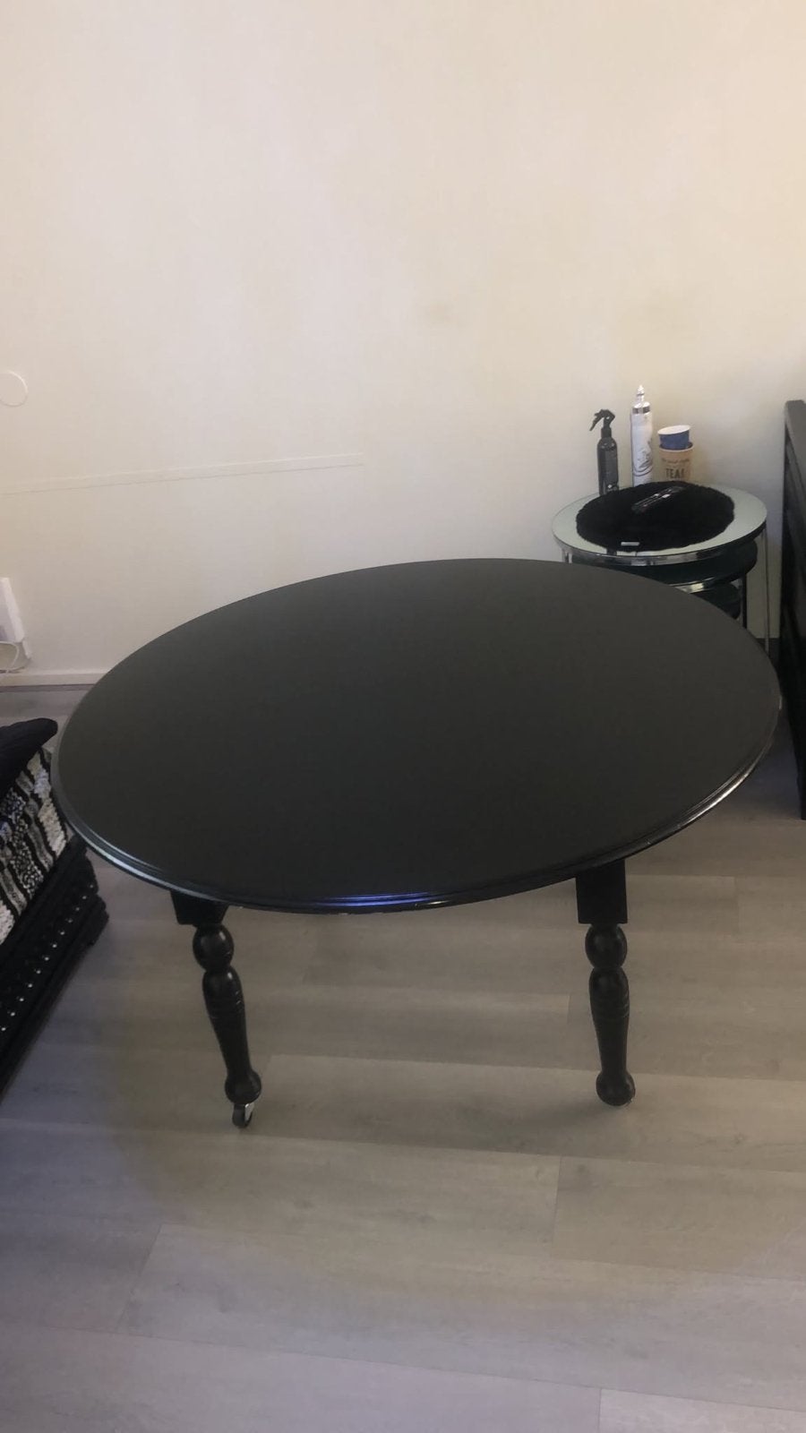 Ronde zwarte eettafel - Goede staat, Huis en Inrichting, Ophalen of Verzenden, Zo goed als nieuw, Rond, Overige houtsoorten