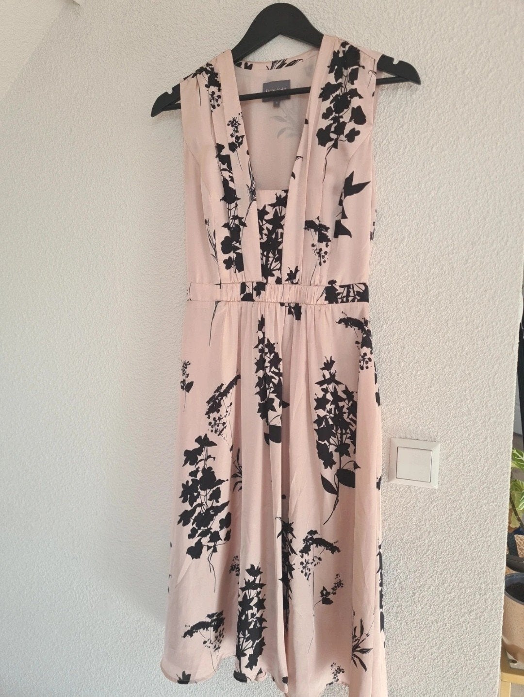 Phase Eight jurk lichtroze met zwart bloemenpatroon, Kleding | Dames, Ophalen of Verzenden, Zo goed als nieuw, Phase Eight, Knielengte