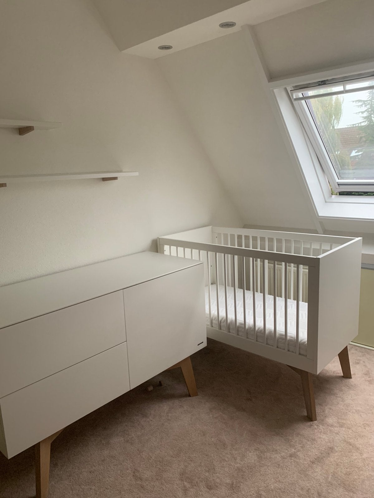 Kidsmill sixties ledikant+commode wit/eiken, Ophalen, Zo goed als nieuw, Jongetje of Meisje
