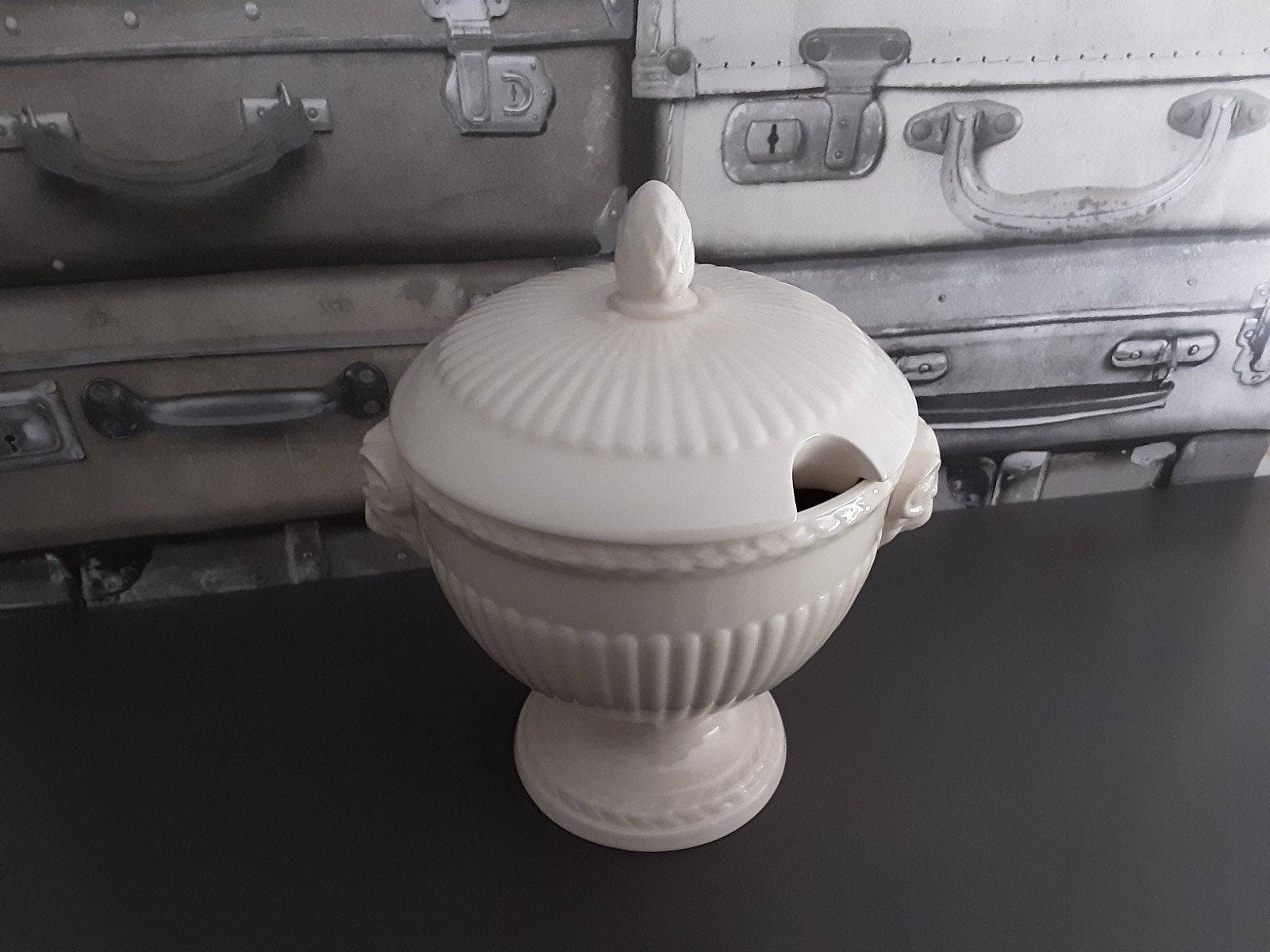 Wedgwood Edme sauciere zonder onderschotel in Nieuwstaat, Ophalen, Zo goed als nieuw, Aardewerk, Overige typen
