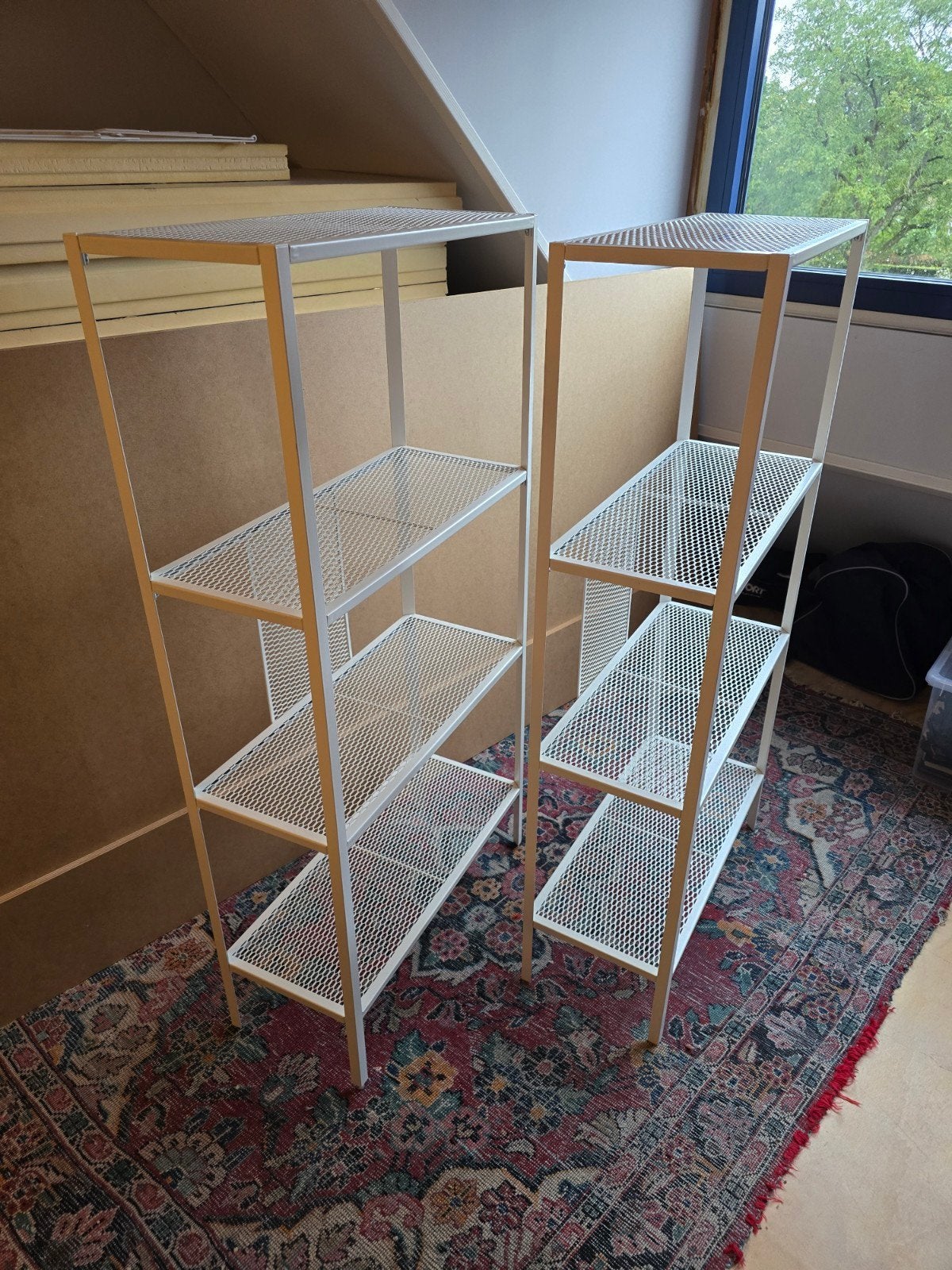 Twee witte metalen IKEA BAGGEBO rekken met gaasplanken, Ophalen, Zo goed als nieuw