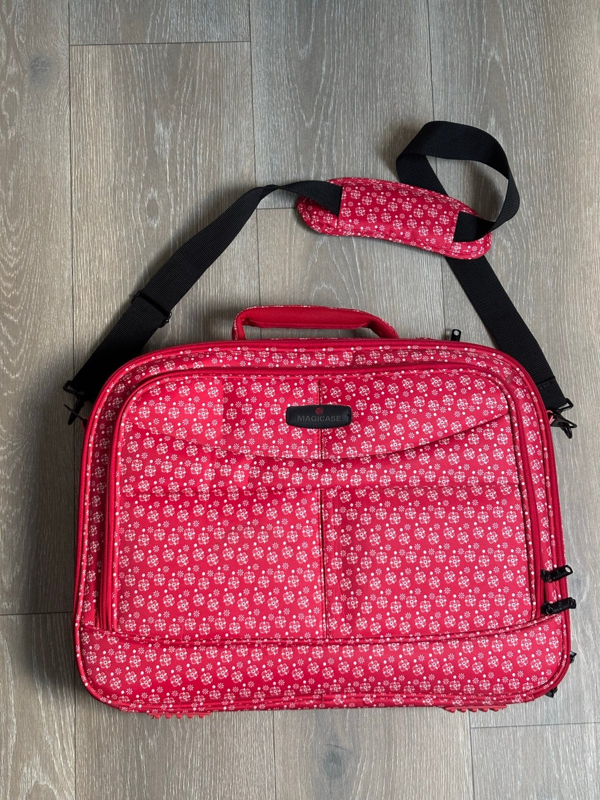Vrolijke rode laptoptas met handige vakken en schouderband, Computers en Software, Ophalen, Meerdere vakken, Gebruikt, Magicase